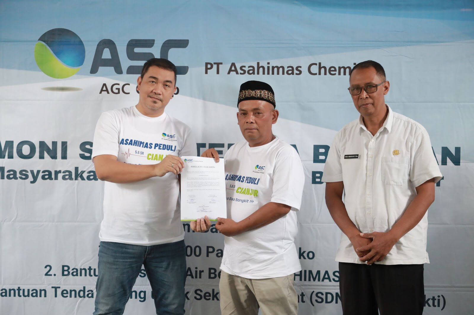 Pemberian bantuan bagi warga terdampak gempa Cianjur