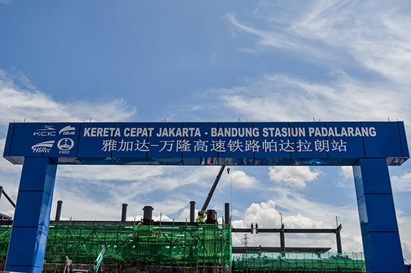 Suasana pembangunan Stasiun Kereta Cepat Jakarta-Bandung (KCJB) di Padalarang, Kabupaten Bandung Barat, Jawa Barat.