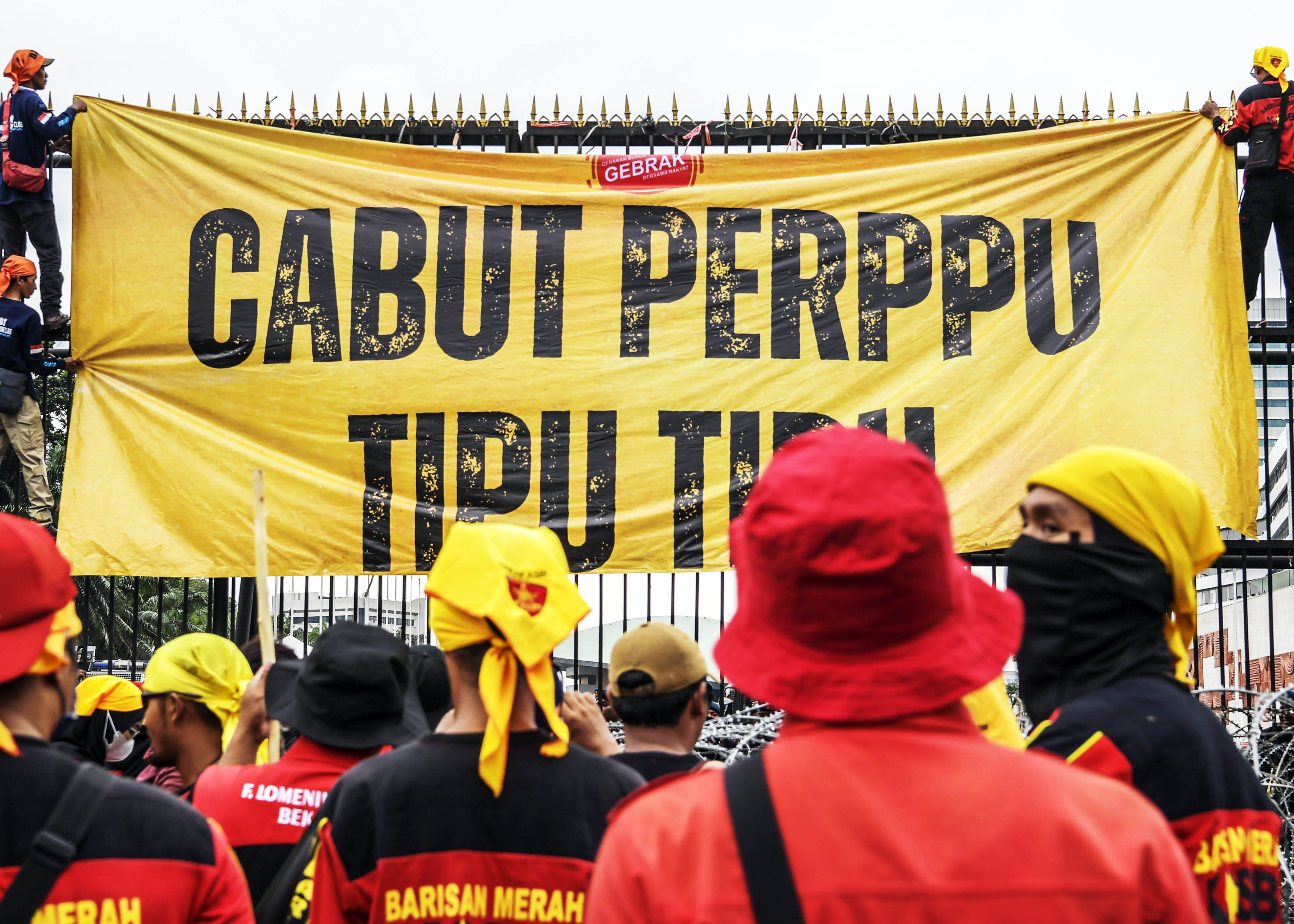 Pengunjuk rasa membentangkan spanduk saat berunjuk rasa di depan Gedung DPR, Senayan, 