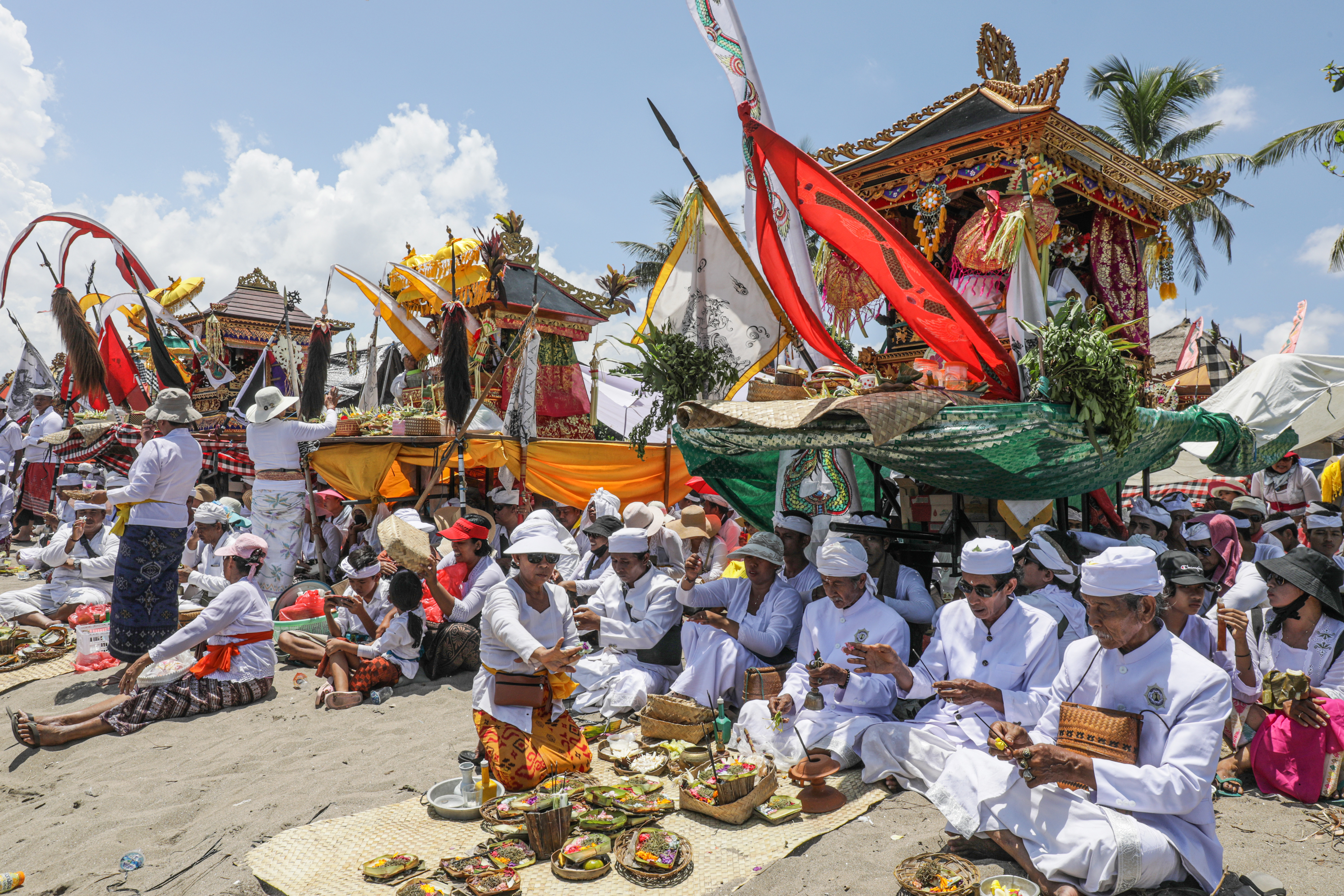 Upacara Melasti di Pantai Petitenget, Seminyak, Badung, Bali, Minggu (19/3/2023), jelang Hari Raya Nyepi.