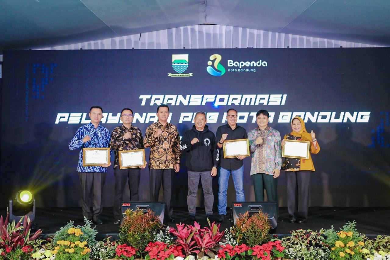Wali Kota Bandung Yana Mulyana seusai menyerahkan penghargaan terkait realisasi pajak daerah kepada sejumlah pihak