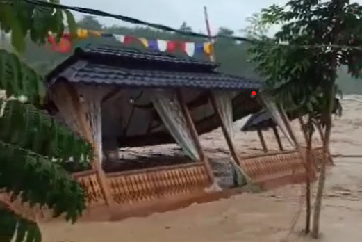 Banjir Bandang Terjang Lahat Sumsel, Beberapa Rumah Hanyut