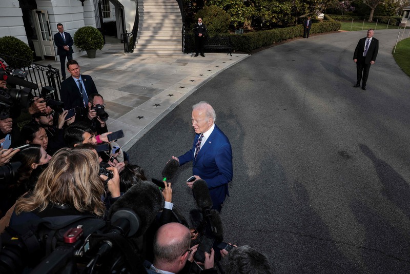 Presiden Amerika Serikat Joe Biden di depan Gedung Putih