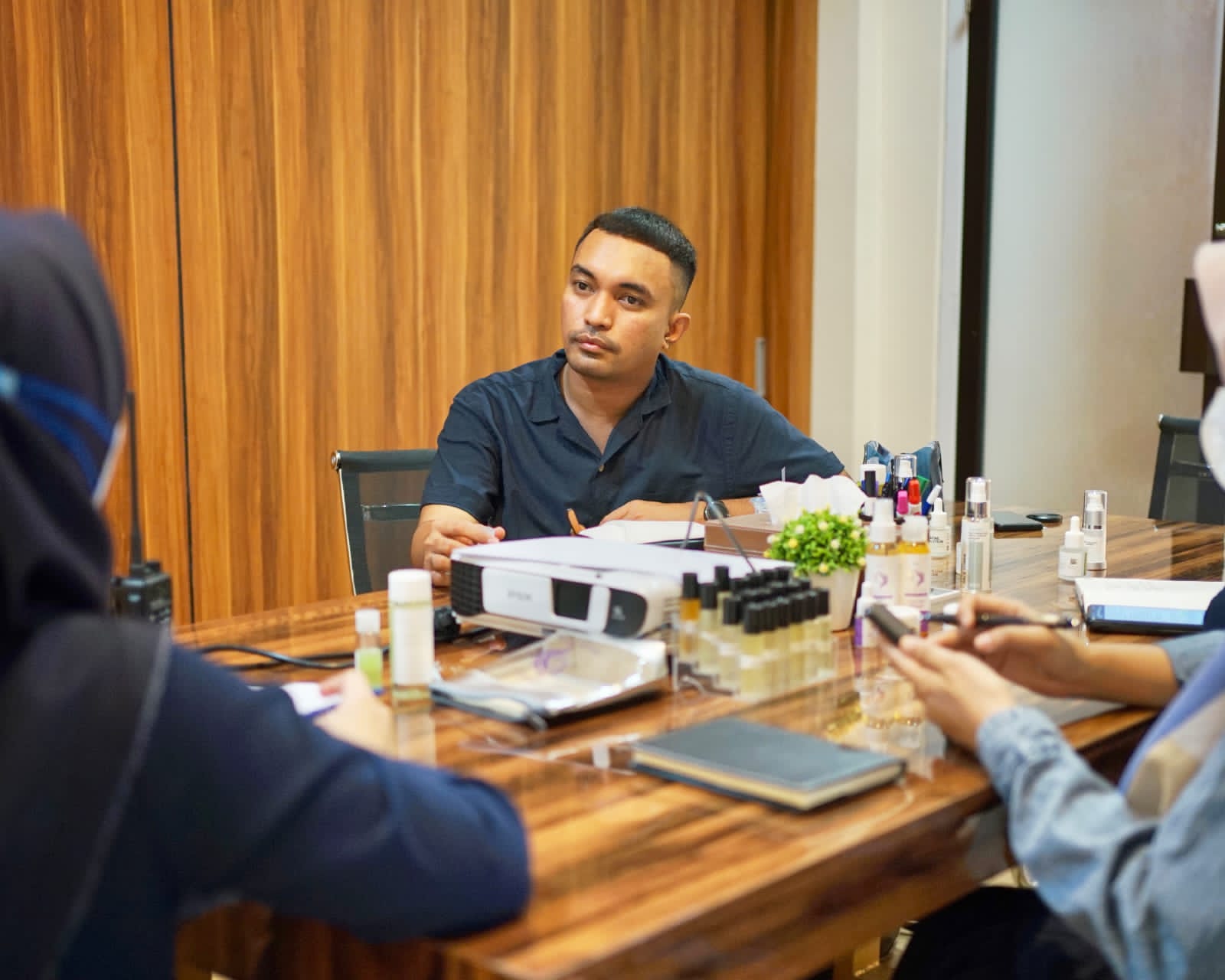 Founder & CEO dari NAMXL Juanito Alfa, berbincang dengan para karyawannya.  