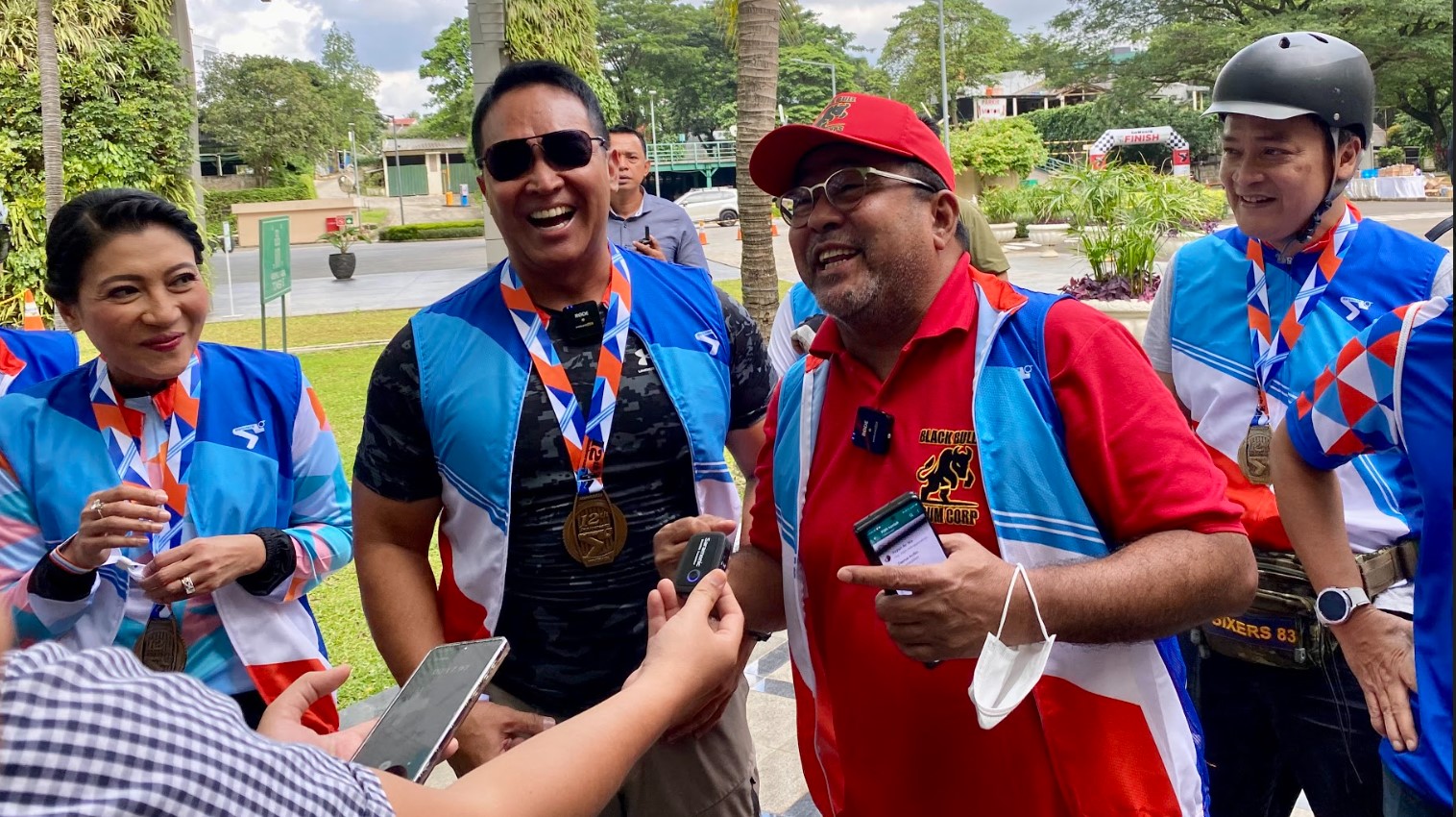 Anggota Komisi X DPR RI Rano Karno (ketiga dari kiri) dan mantan Panglina TNI Andika Perkasa (kedua dari kiri)