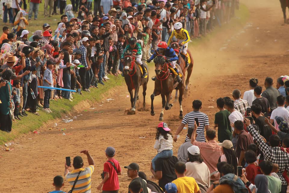 Lomba pacuan kuda  di Sumatera Barat
