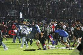 Kerusuhan saat Arema FC menghadapi Persebaya di Stadion Kanjuruhan, Malang,  1 Oktober 2022. 