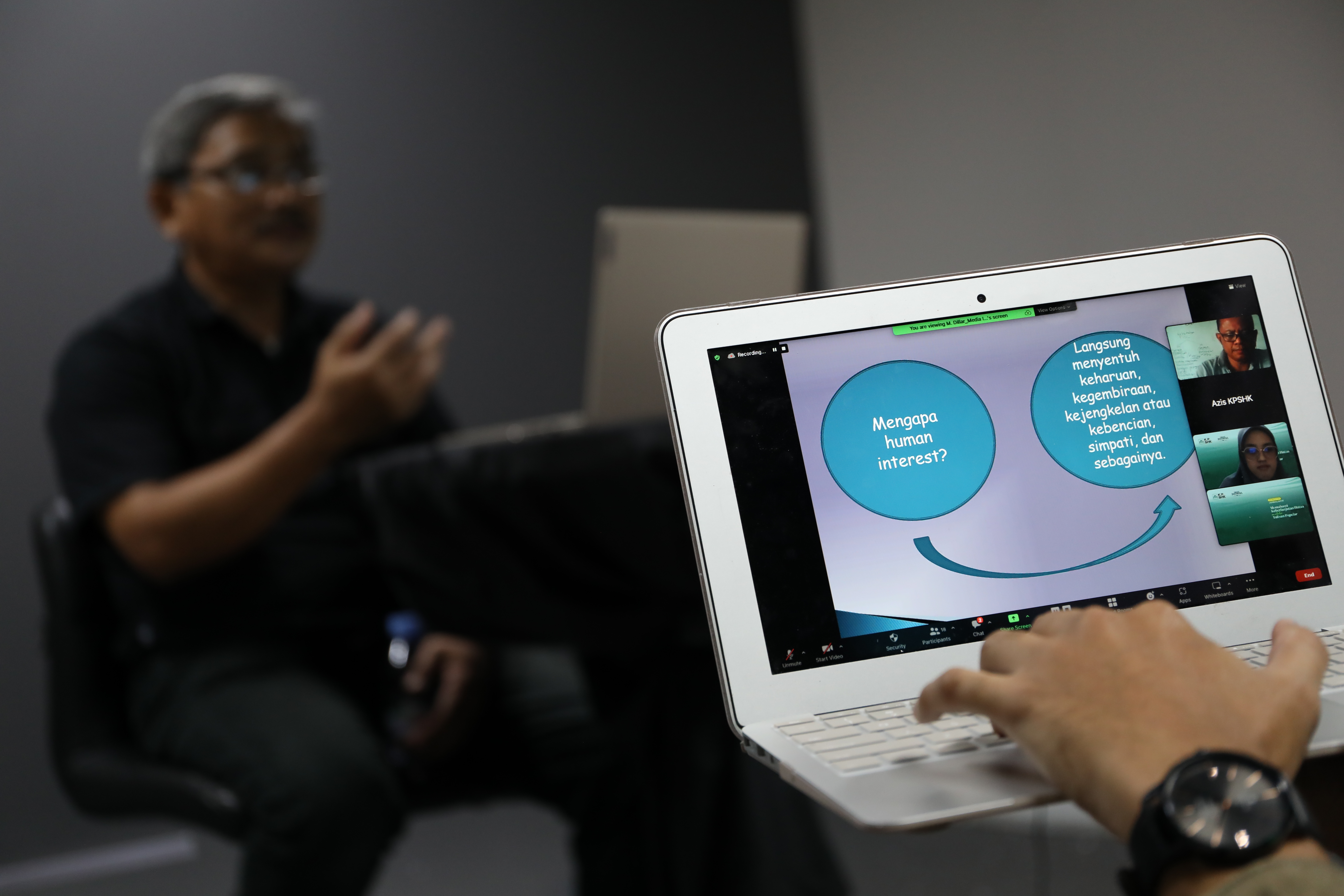 Redaktur Media Indonesia Eko Suprihatno menyampaikan materi penulisan saat Workshop SJMI Online Senin (24/10/2022).