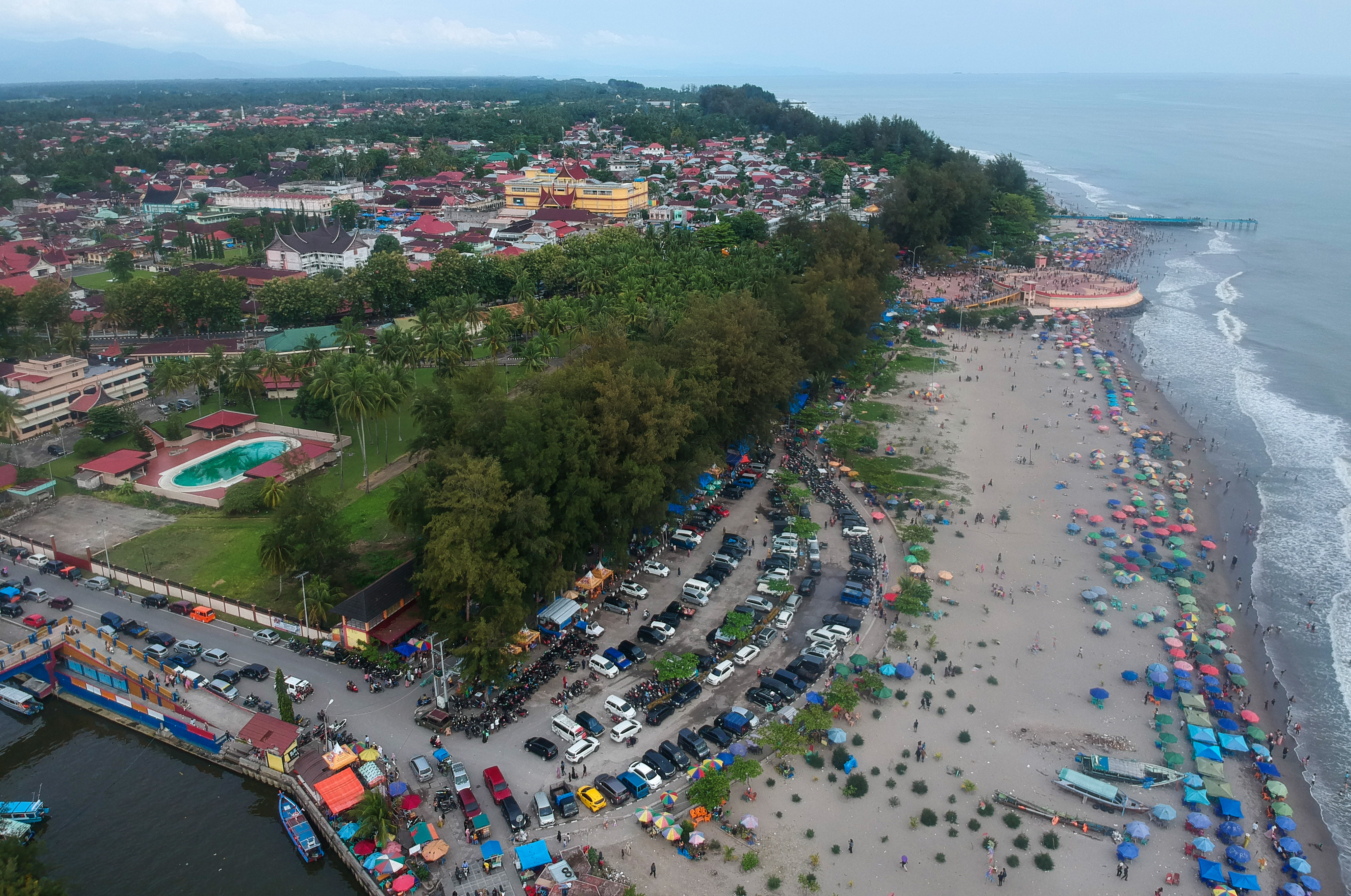  Foto udara sejumlah pengunjung menikmati wisata di Pantai Gandoriah, Pariaman, Sumatera Barat, Minggu (8/5/2022).
