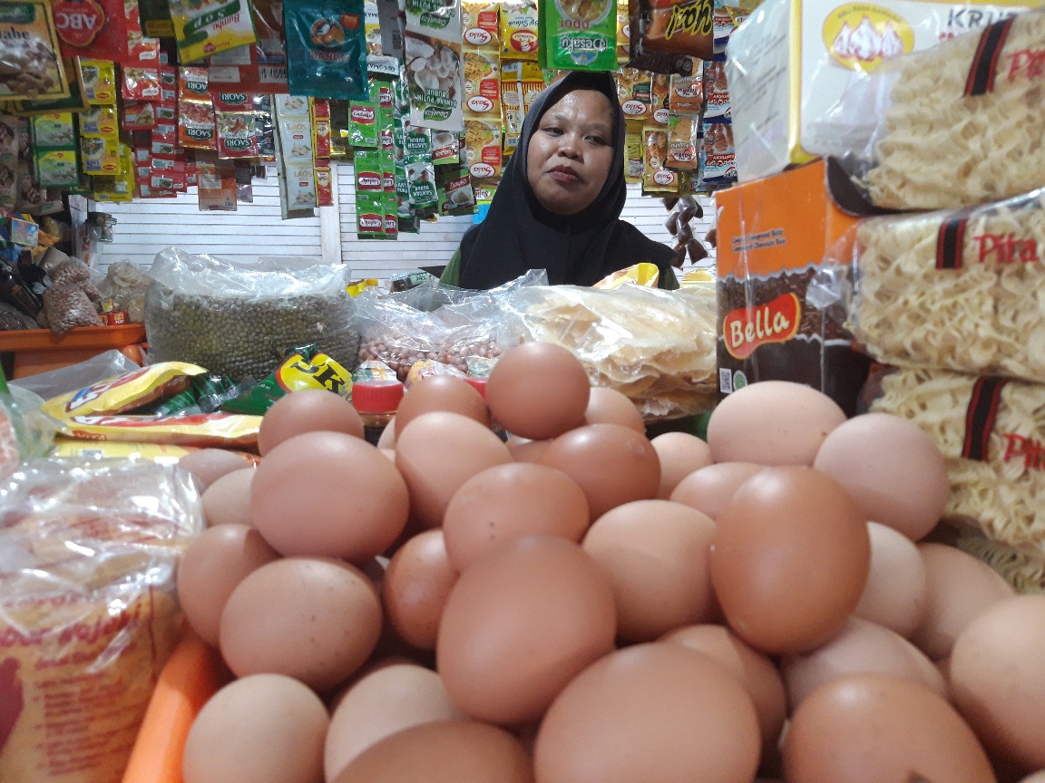 Seorang pedagang tengah beraktivitas di salah satu pasar di Kota Malang, Jawa Timur