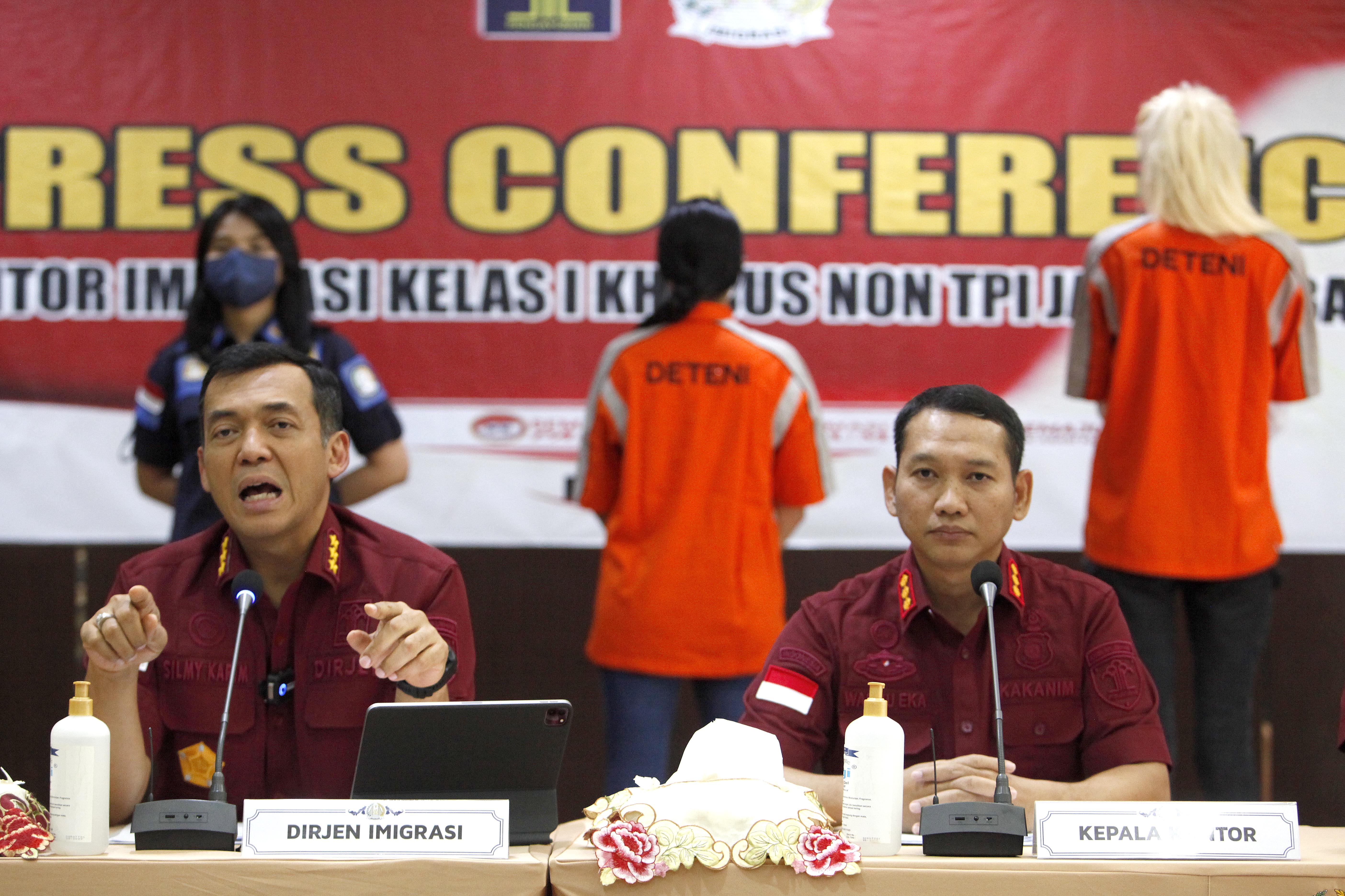 Dirjen Imigrasi Silmy Karim (kiri) dan Kakanim Jakarta Barat Wahyu Eka Putra (kedua dari kanan) saat rilis, Jumat (31/3)