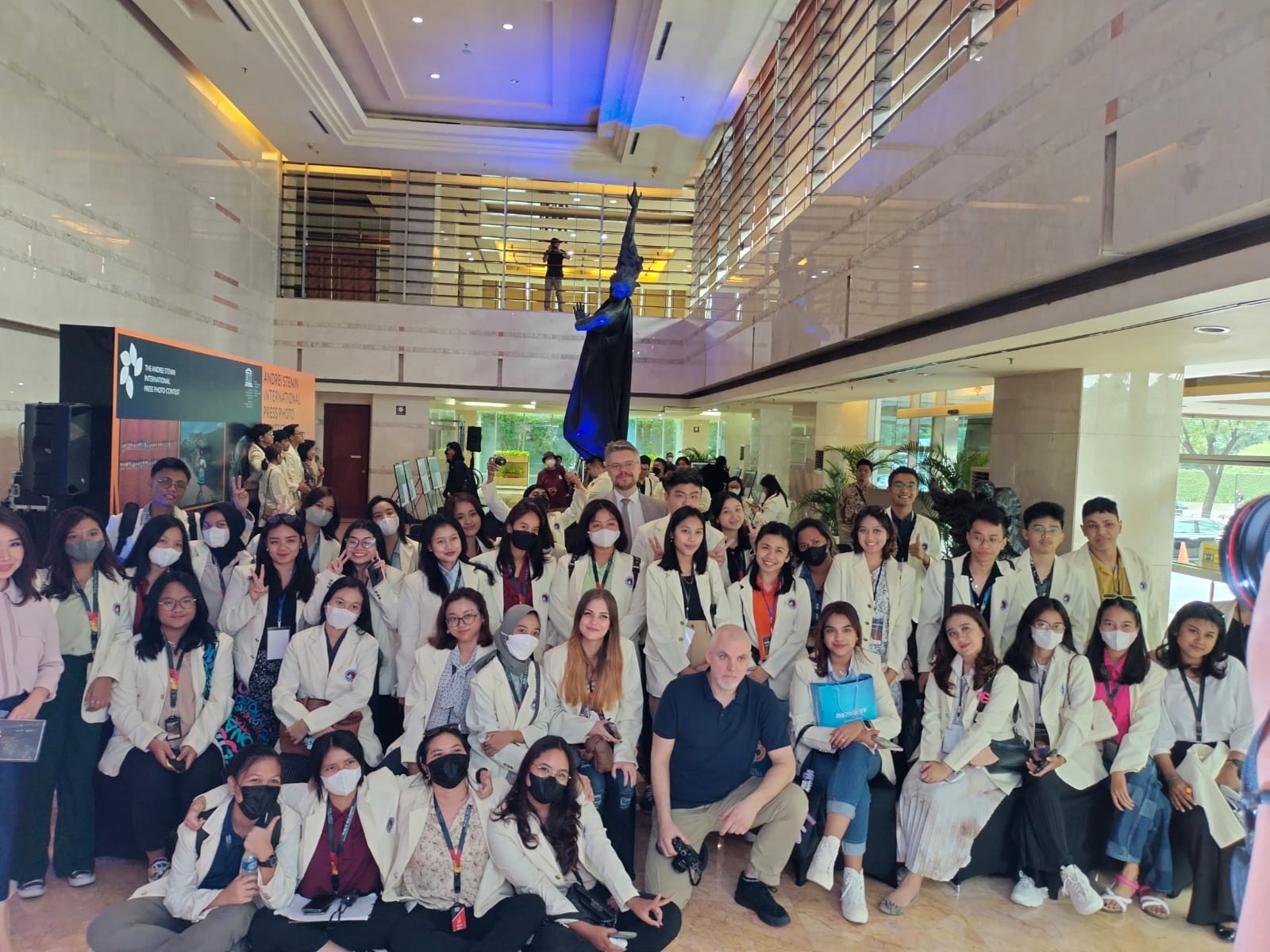 Kepala Fotografer Rusia Ivan Sekretarev dan Sputnik News Agency dan Radio Vasily Puskov bersama para mahasiswa Public Relation UKSW