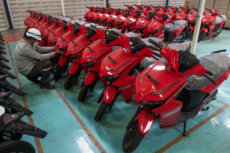 Pekerja menata sepeda motor listrik Gesits yang telah selesai dirakit di pabrik PT Wika Industri Manufaktur.