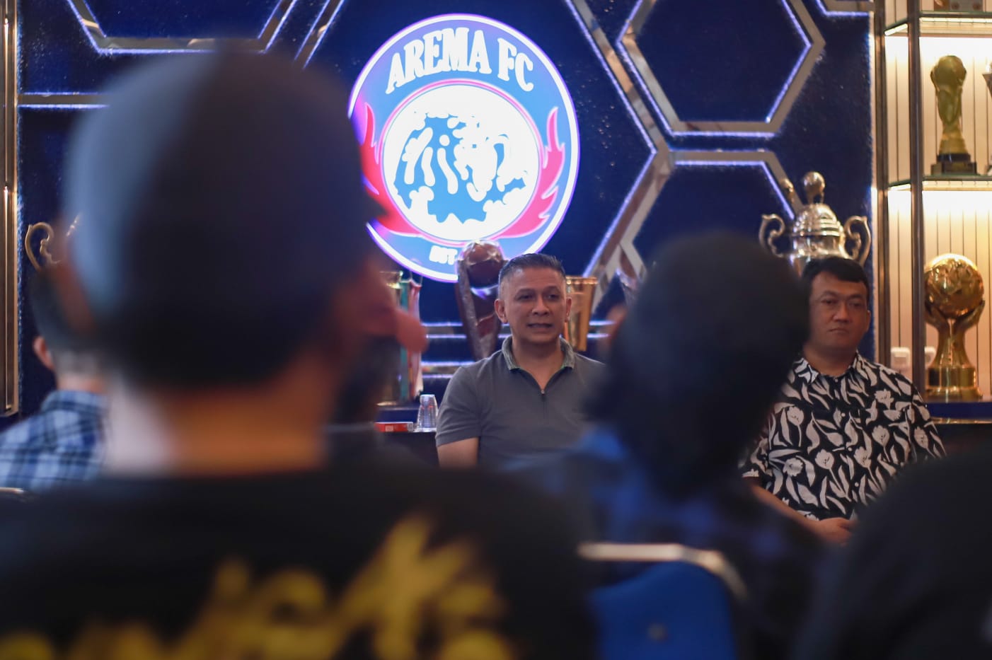 Pemilik saham mayoritas PT Arema Aremania Bersatu Berprestasi (PT AABI), Iwan Budianto (tengah) saat bertemu dengan perwakilan Aremania.