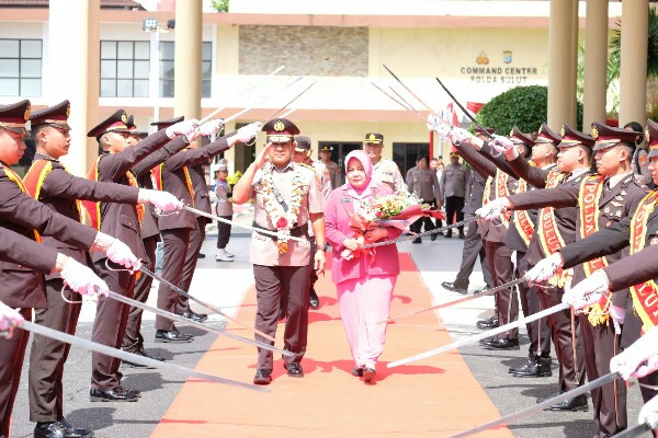 Brigjen Tedjo Dwikora dilepas Polda Sulawesi Utara untuk memasuki masa pensiun dengan pedang pora