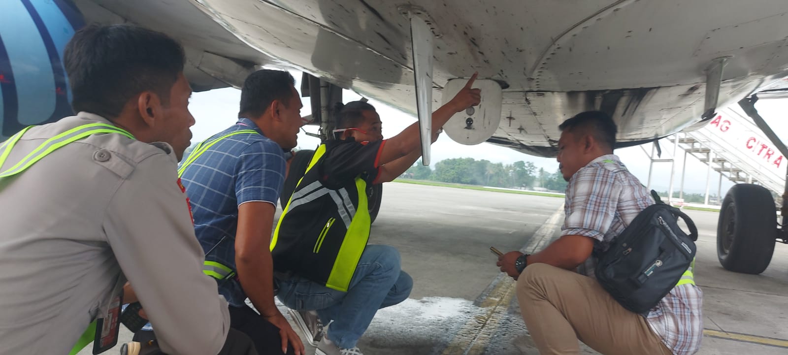 Pesawat Trigana Air ditembaki orang tak di kenal di Bandara Nop Goliat Dekai, Yahukimo, Papua, Sabtu (11/3/2023)