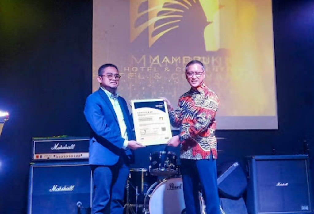 Penyerahan sertifikasi HACCP pada Mambruk Hotel & Convention