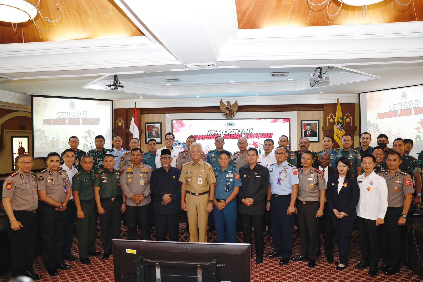 Gubernur Jawa Tengah Ganjar Pranowo bersama  peserta Studi Strategis Dalam Negeri Lemhanas RI