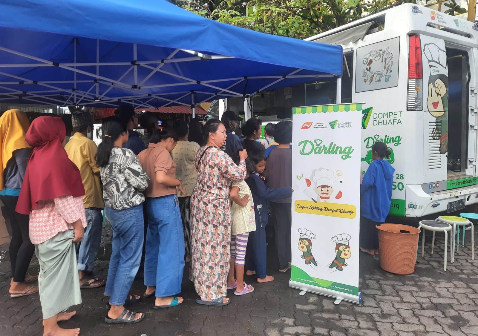 Warga penyintas kebakaran depo Pertamina antre untuk mendapatkan pasokan bantuan.