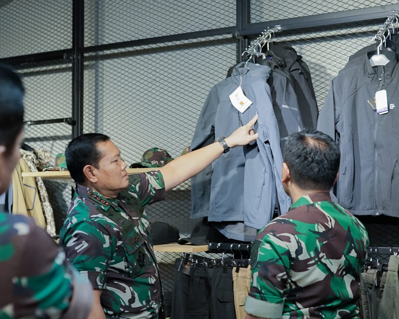 Panglima TNI Laksamana TNI Yudo Margono saat mengunjungi showroom Cartenz Tactical  di Kota Bandung