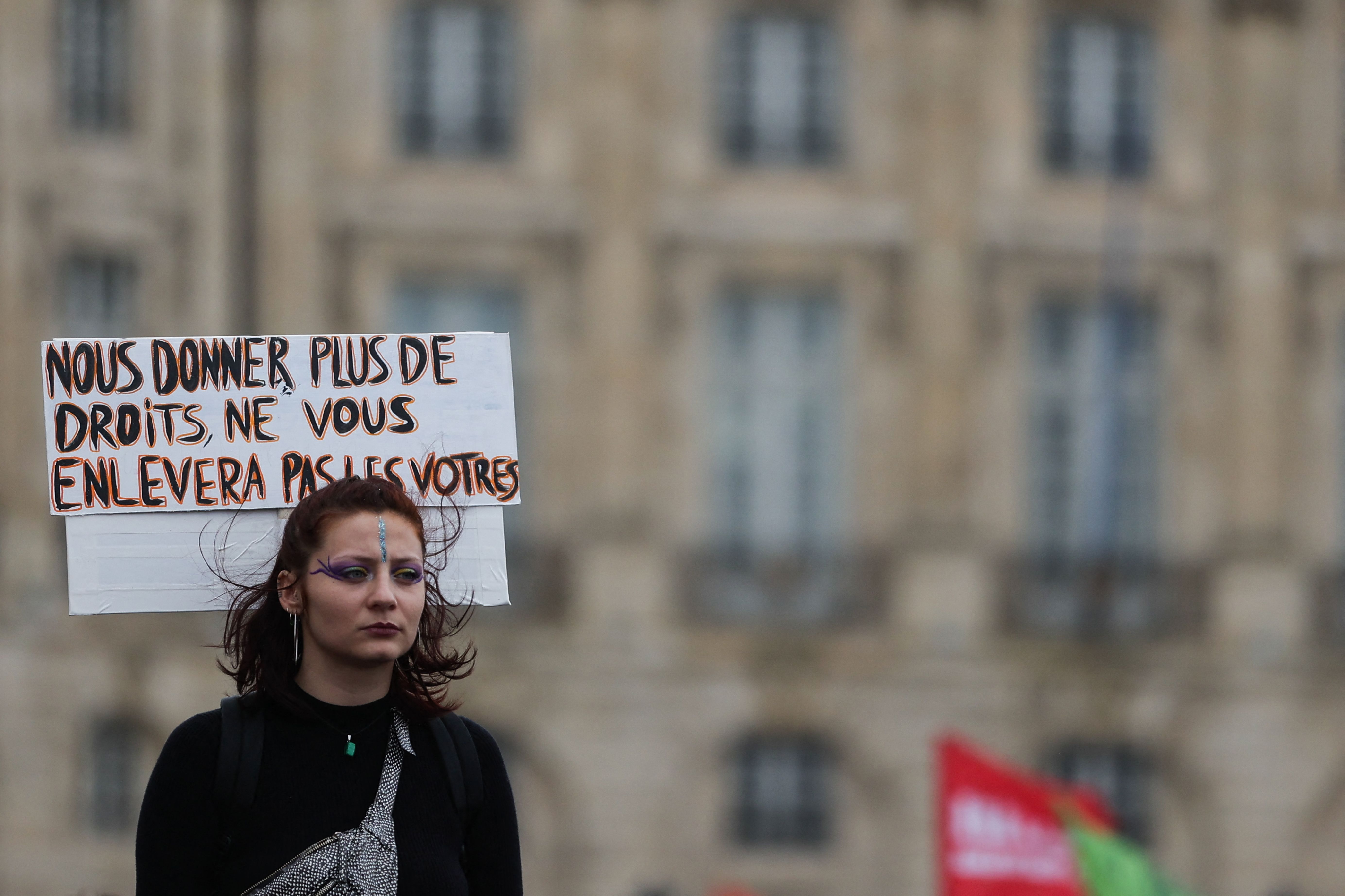 Seorang perempuan di Prancis ikut unjuk rasa memprotes usulan perpanjangan usia pensiun yang diajukan Presiden Emmanuel Macron.