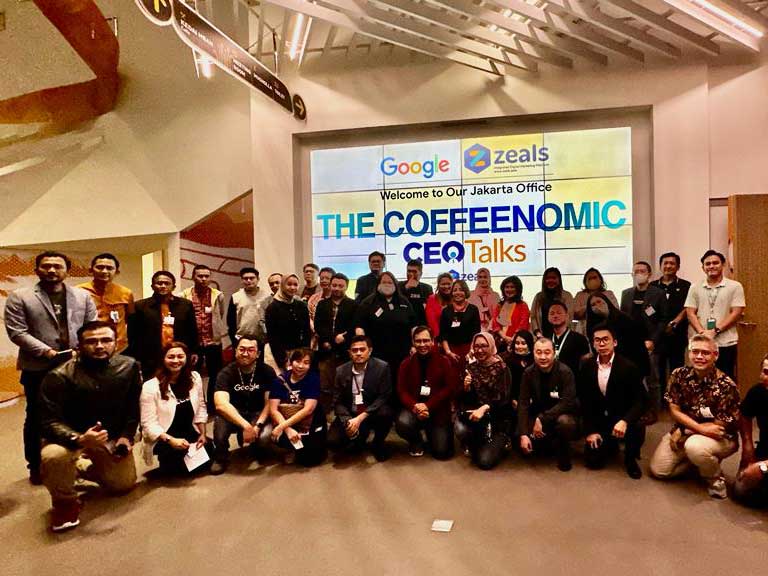 Sejumlah peserta berfoto bersama usai mengikuti acara The Coffeenomic CEO Talks 