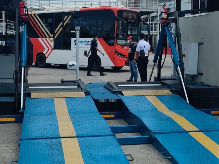 UP PKB Ujung Menteng memberikan pelayanan menggunakan kendaraan uji keliling bagi kendaraan angkutan umum, khususnya di Terminal Pulogebang.