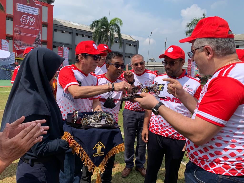 Menteri Hukum dan HAM, Yasonna Laoly dan para dubes di Pekan Olahraga yang berlangsung di Lembaga Pemasyarakatan Narkoba Cipinang. 