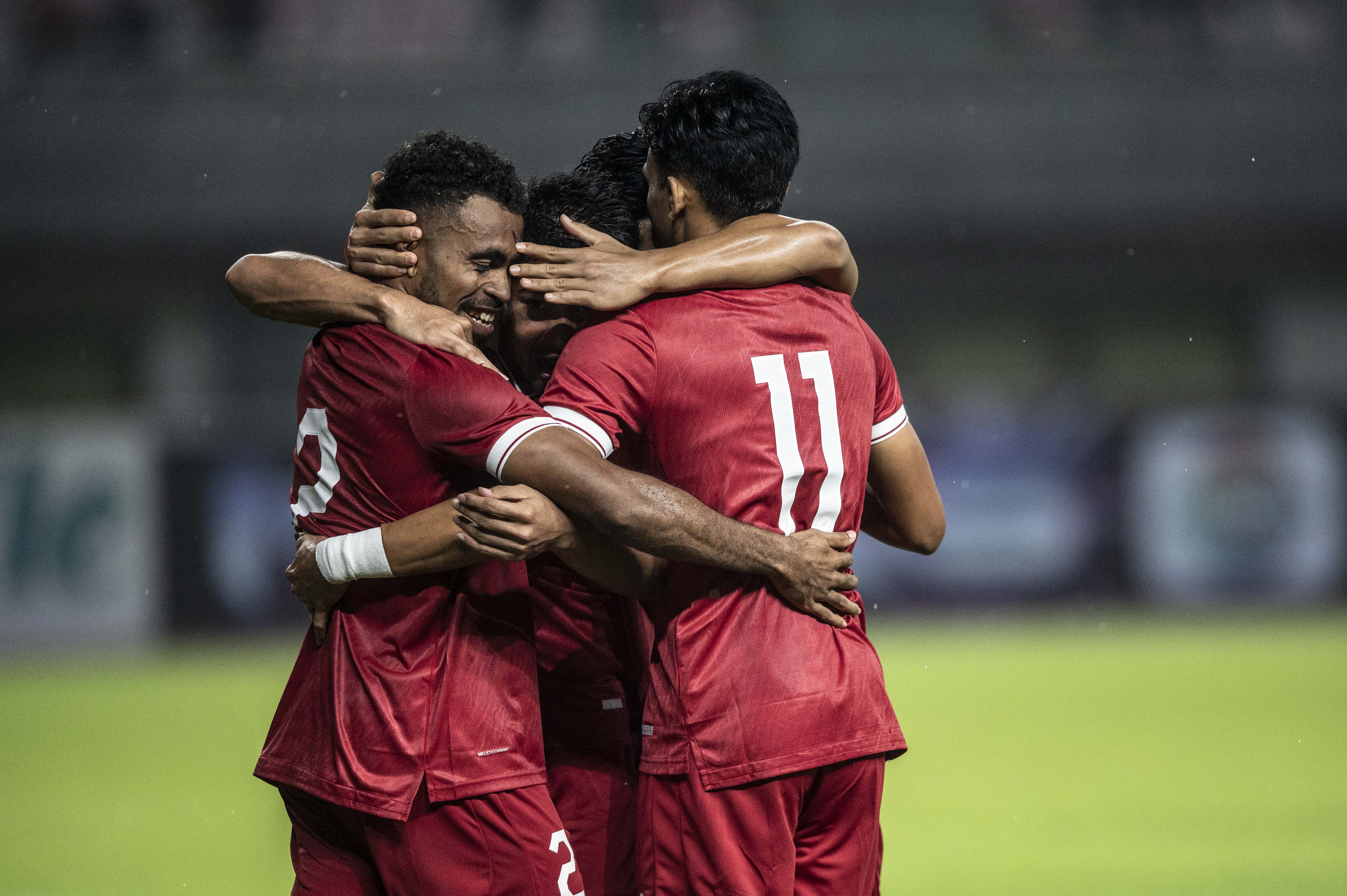 Pemain Timnas Indonesia merayakan gol ke gawang Burundi