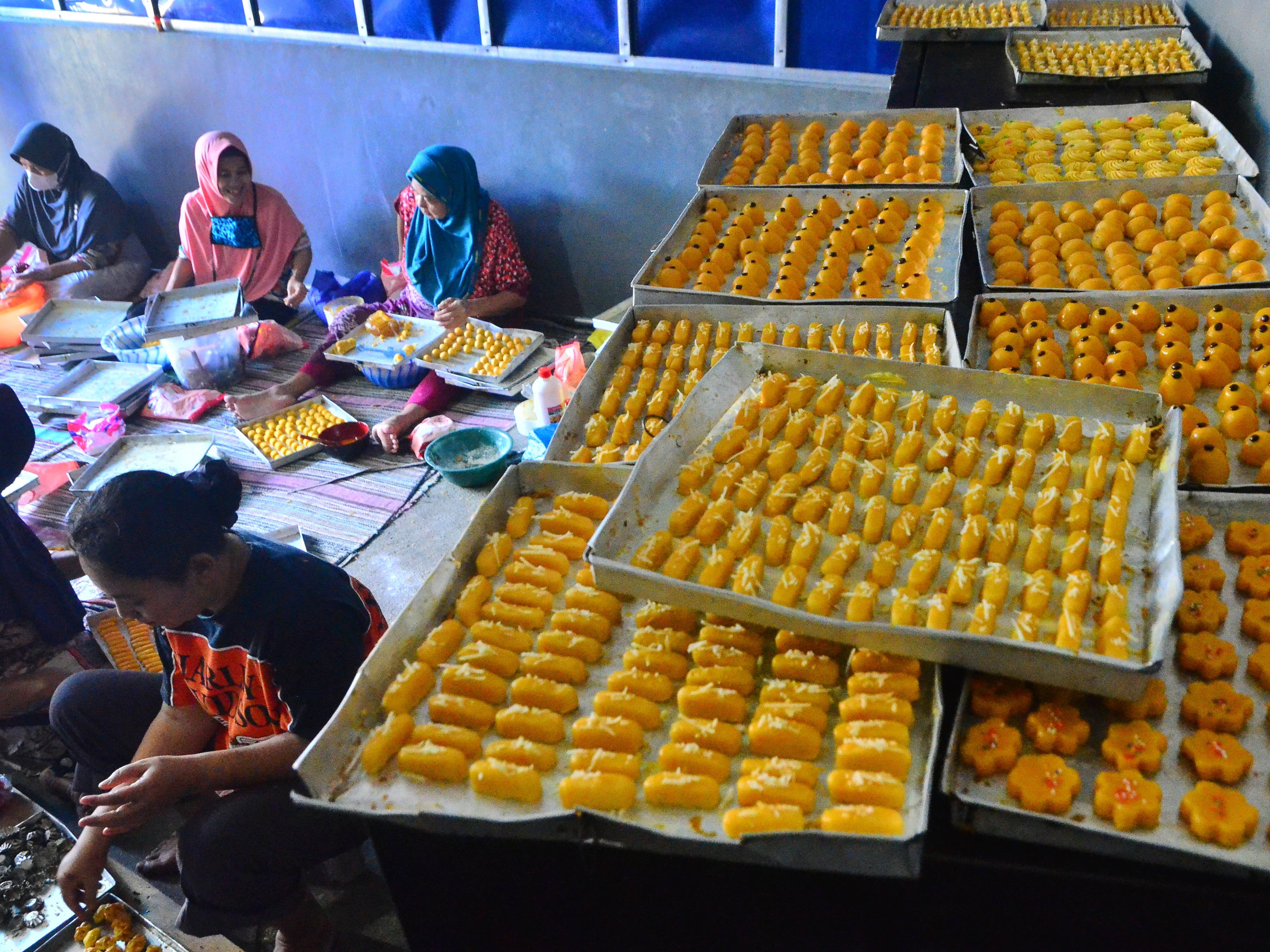 Pekerja menyelesaikan pembuatan kue kering di Kelurahan Purwosari, Kudus, Jawa Tengah.