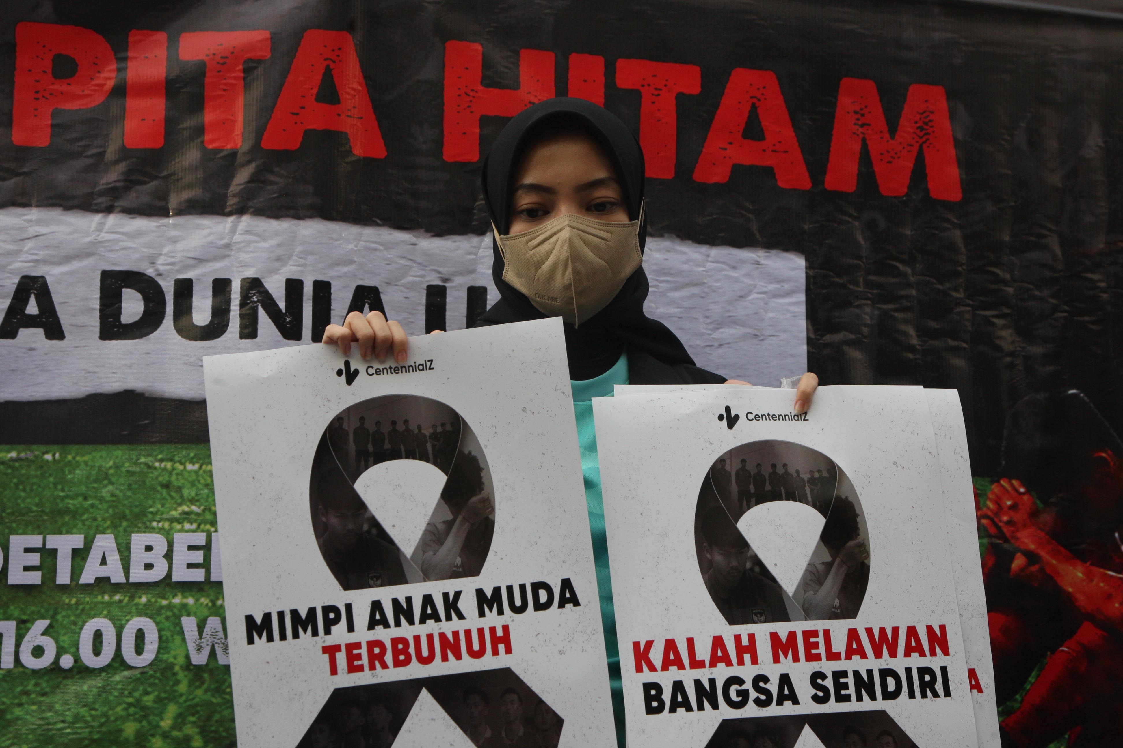 Aksi pembagian pita hitam atas gagalnya Indonesia jadi tuan rumah Piala Dunia U20 2023