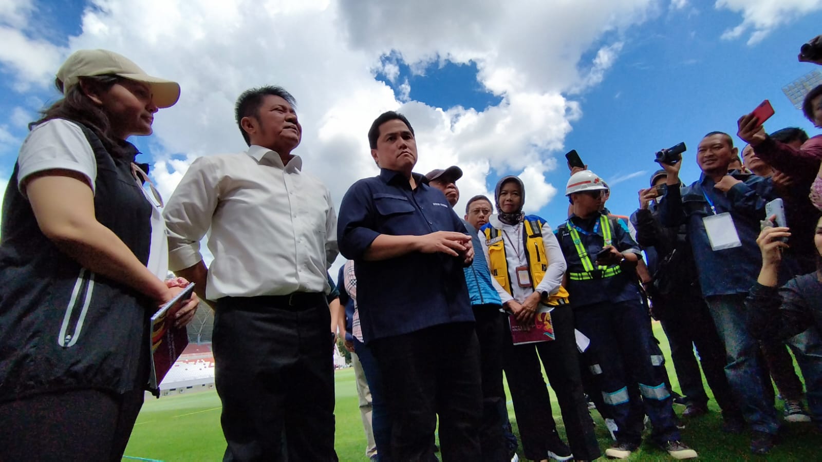 Ketum PSS9, Erick Thohir (tiga kiri) saat meninjau Stadion, Jakabaring, Palembang, Sumsel, Sabtu (11/3).