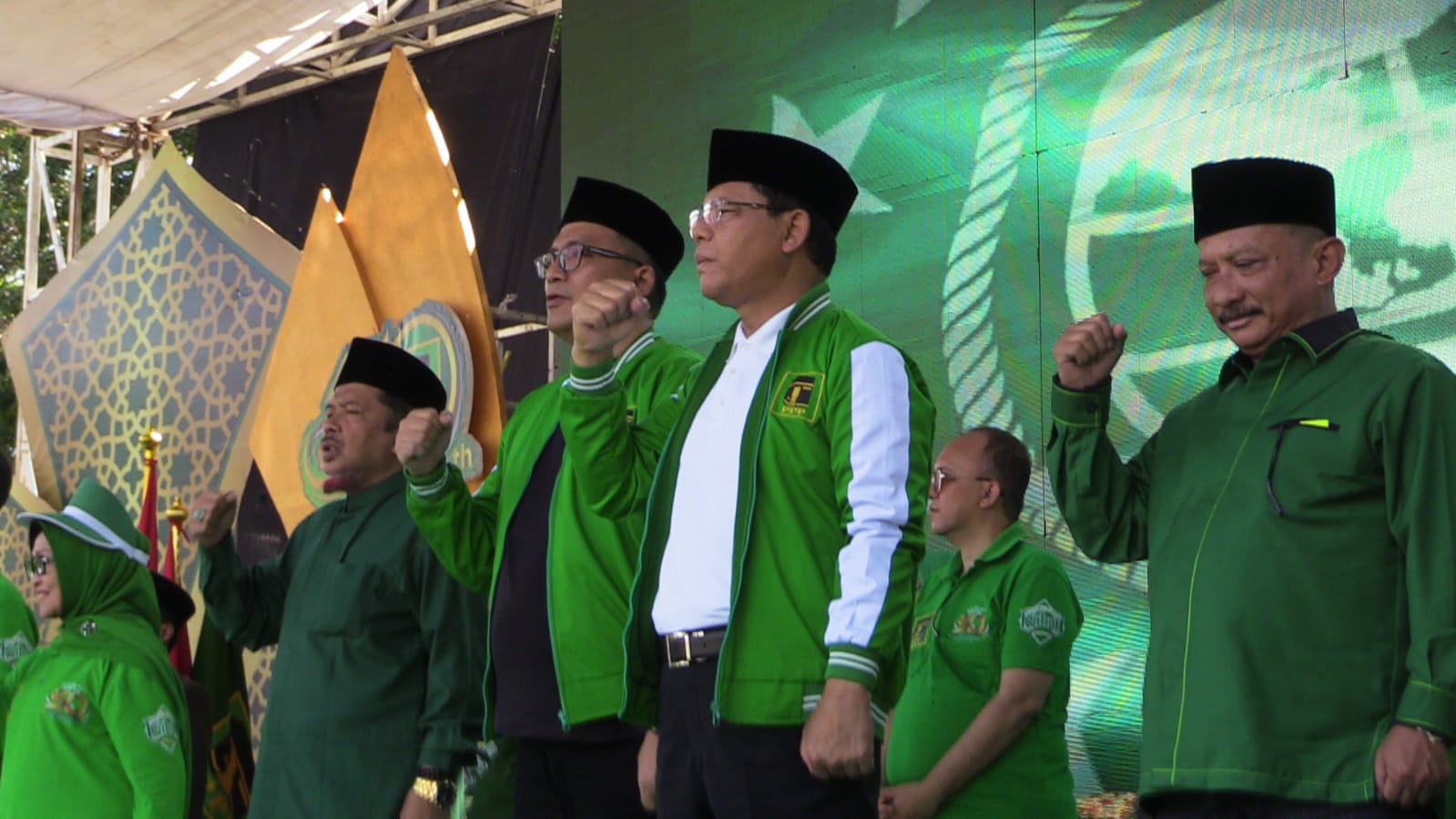 Plt Ketua Umum PPP Muhamad Mardiono mengikuti jalan sehat di Situbondo, Jawa Timur