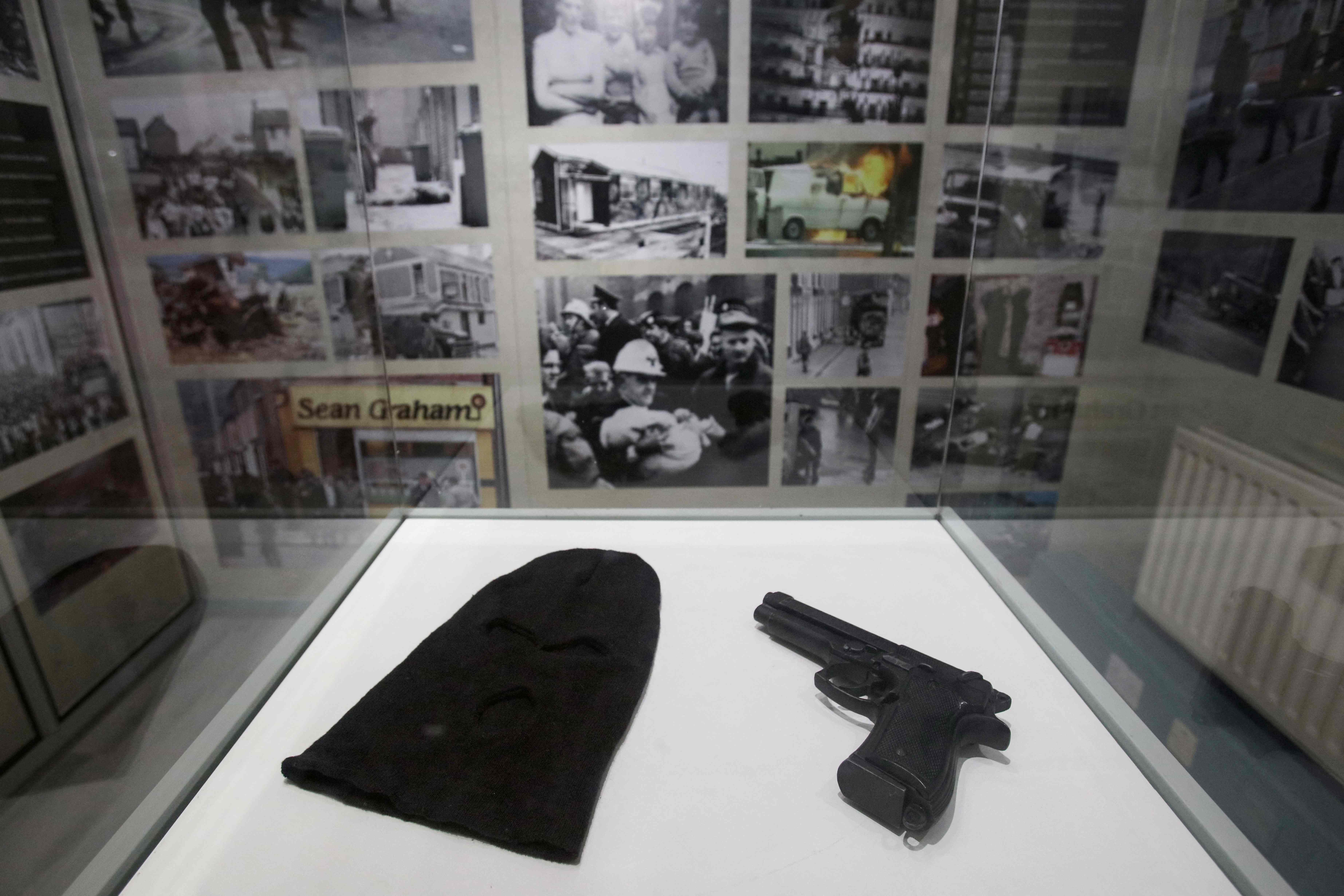 Balaclava dan pistol, dua benda yang jadi simbol kekerasan masa lalu di Irlandia