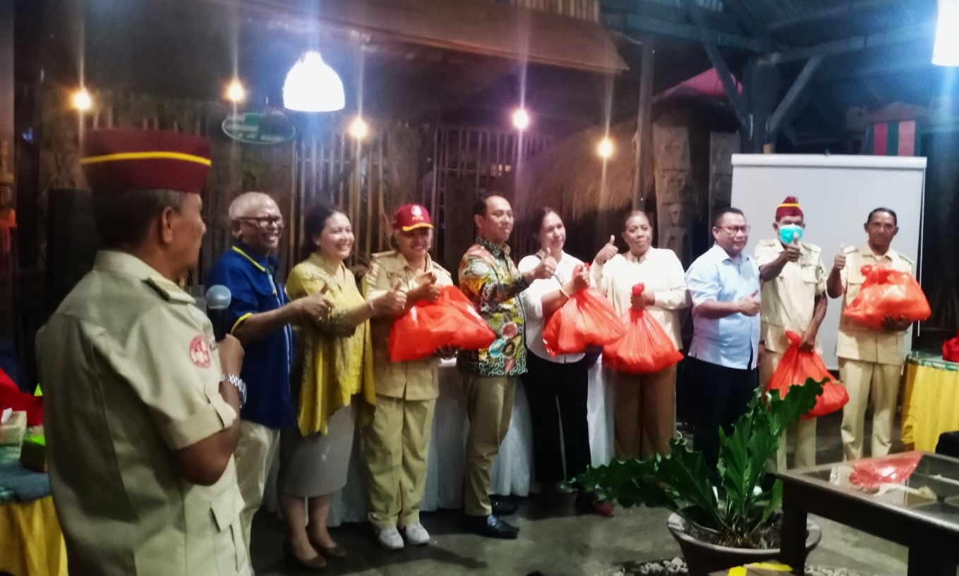 Sejumlah anggota Persatuan Purnawirawan Indonesia menerima paket sembako dari Bank Mantap
