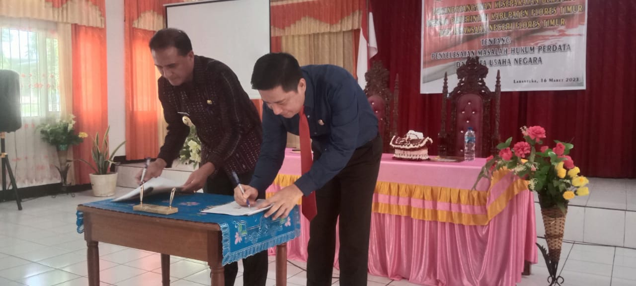 Penjabat Bupati Flores Timur, Doris Alexander Rihi menandatangi kesepakatan penyelesaian masalah hukum perdata dan tata usaha negara