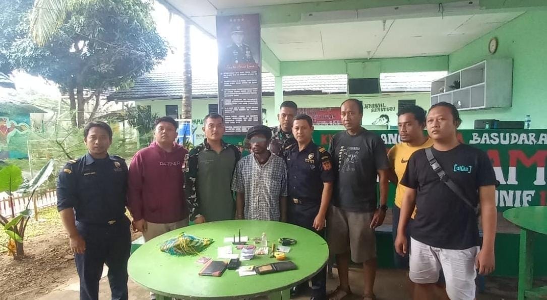 Penyerahan tersangka dan barang bukti penyelundupan munisi tajam di PBN SKouw, Jayapura, Papua