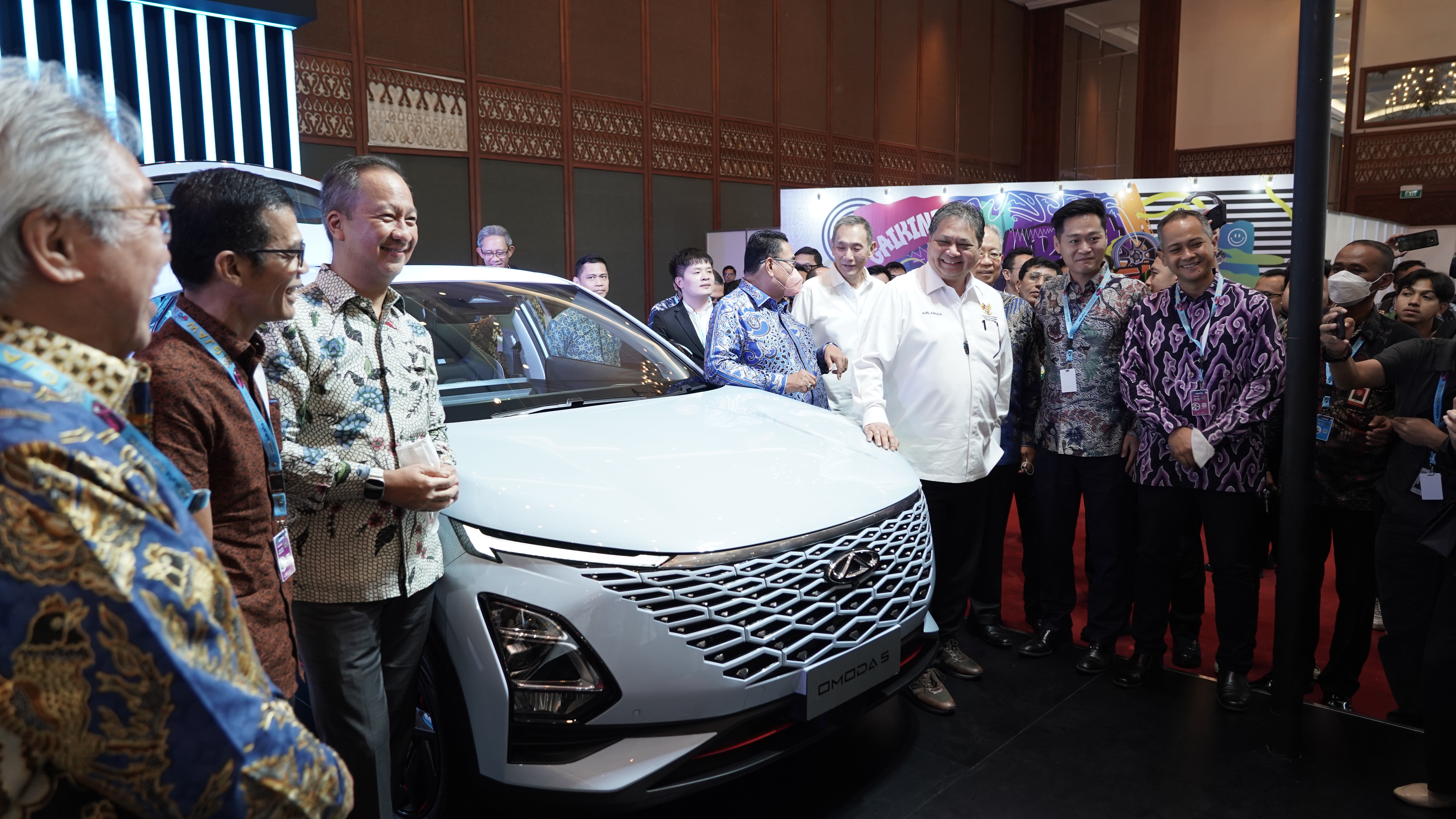 Menko Perekonomian Airlangga Hartarto dan Menperin Agus Gumiwang Kartasasmita mengunjungi booth Chery di GJAW 2023, Jumat (10/3). 