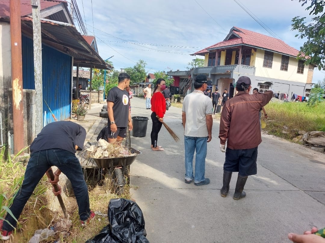 Sukarelawan Ganjar Milenial Center (GMC) Kaltim menggelar kegiatan dengan tema berbagi berkah dan bersih-bersih di Bontang, Minggu (26/3). 