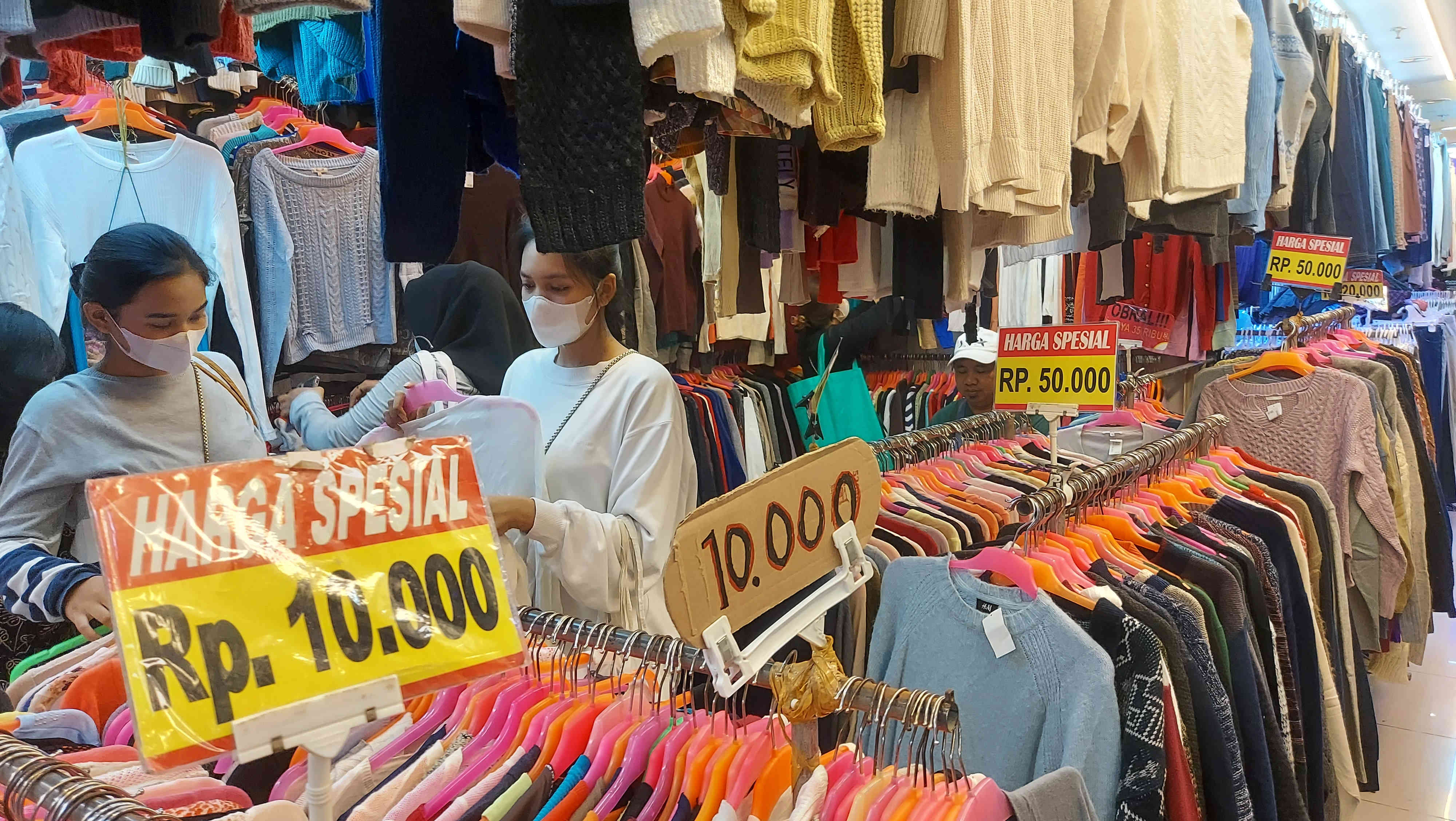 Warga memilih pakaian import bekas di Pasar Senen, Jakarta.