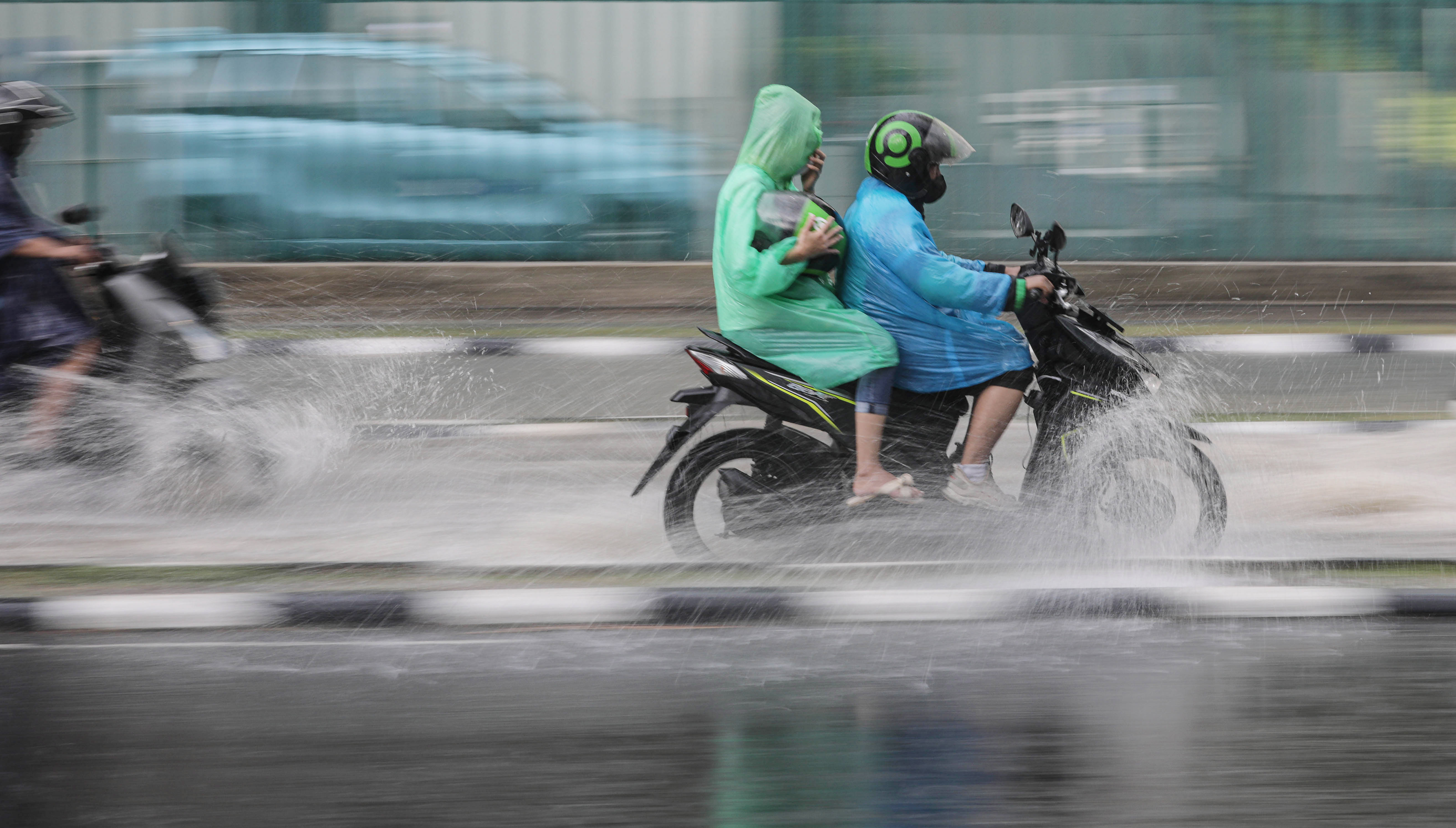 Kendaraan melintas genangan air di kawasan Mentang, Jakarta, Rabu (7/9/2022)