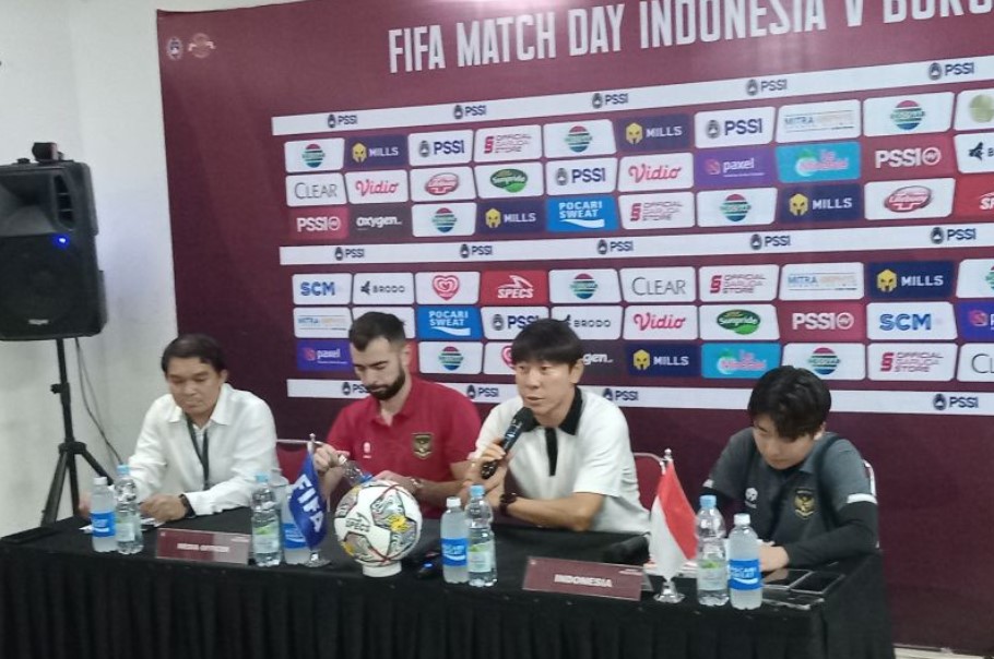 Pelatih timnas Indonesia Shin Tae Yong (kedua dari kanan) saat konferensi pers pascalaga persahabatan melawan Burundi.