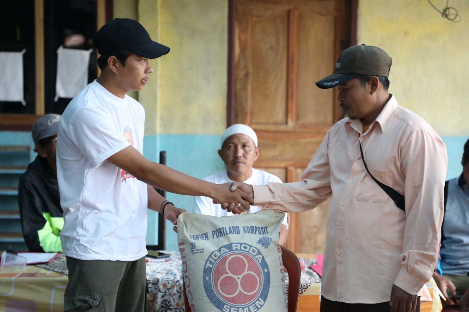 Prihatin Jalan Rusak, OMG Lampung Bantu Perbaikan Jalan