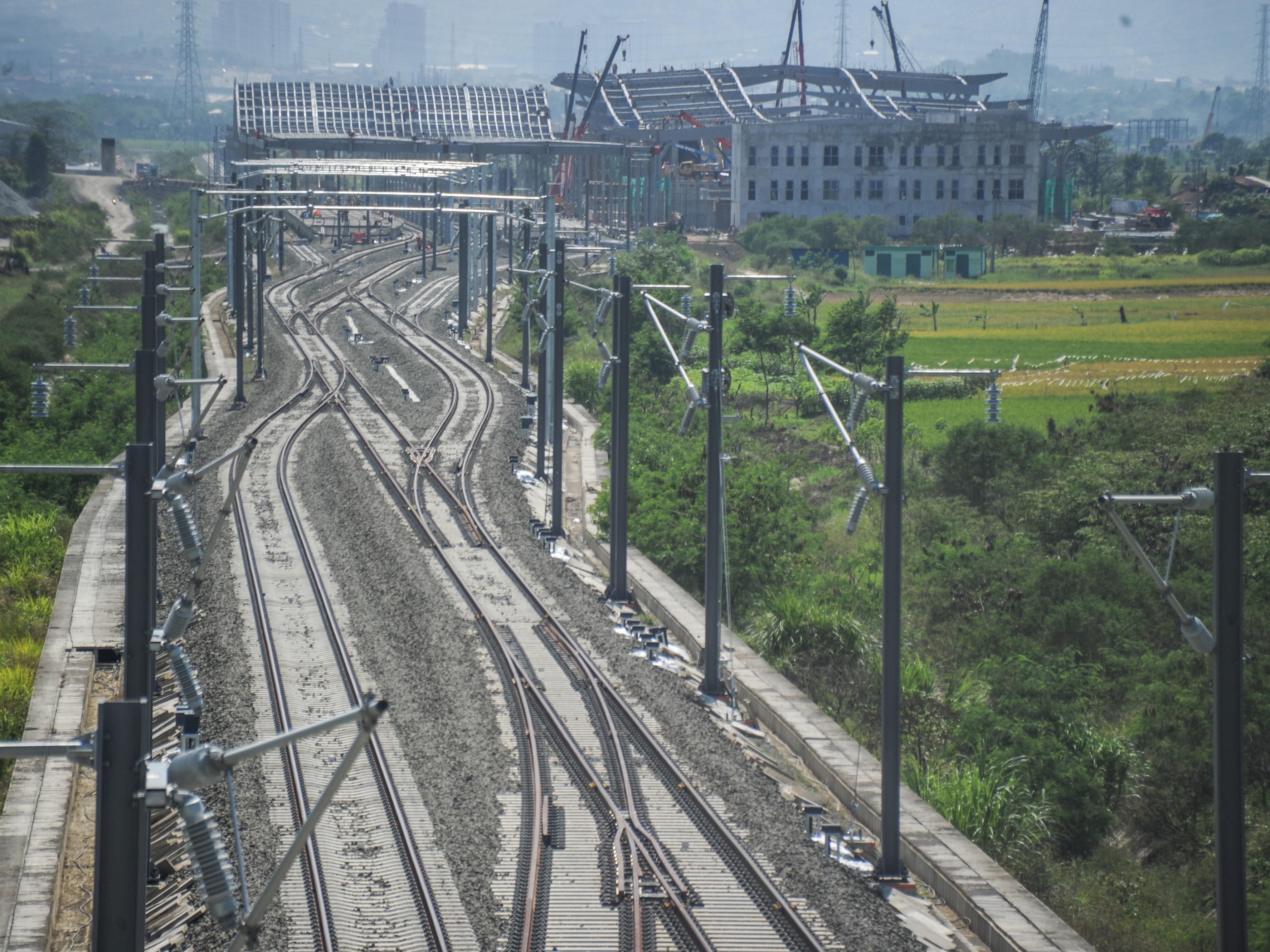 Aktivitas pekerja pembangunan stasiun kereta cepat yang dikembangkan Wika di Tegalluar, Kabupaten Bandung, Jawa Barat. 