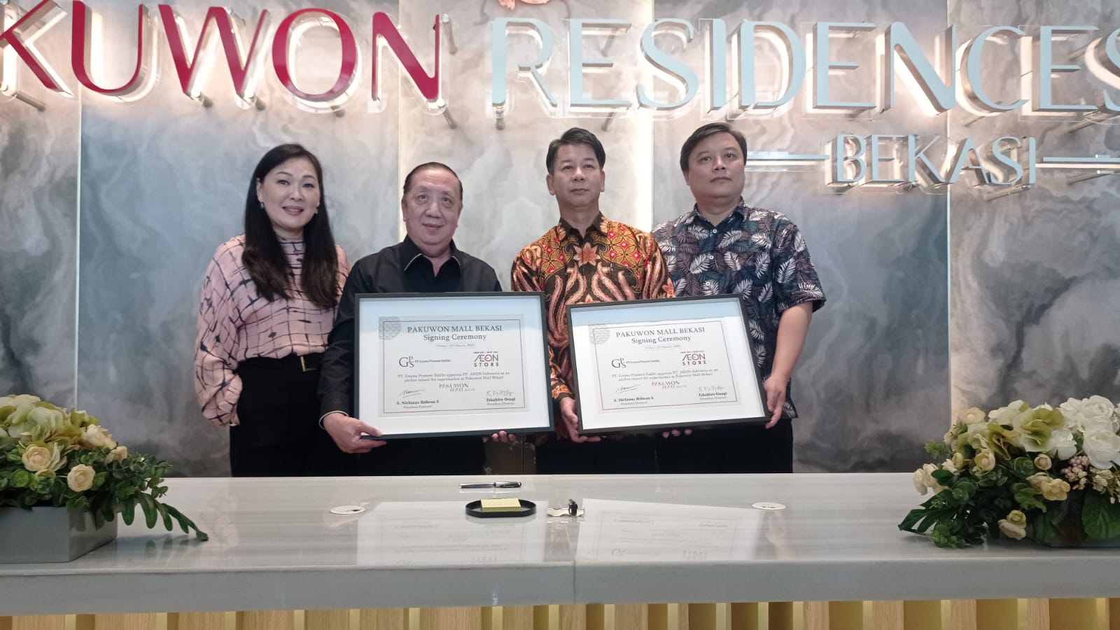 Penandatanganan memorandum of understanding (MoU) Pakuwon Mall Bekasi dengan AEON Store, di Kota Bekasi, Jawa Barat, Jumat (17/3).