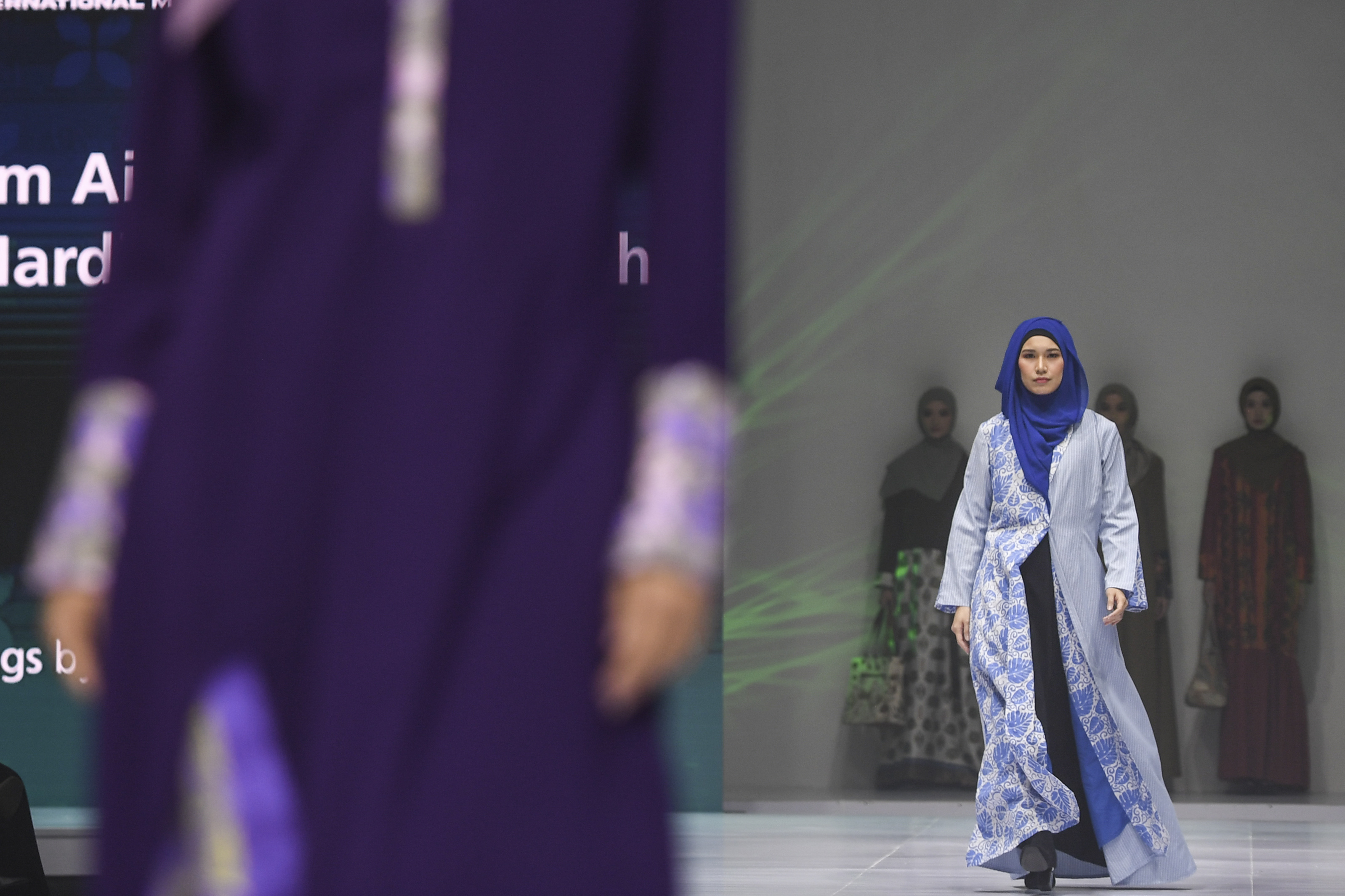  Model mengenakan busana Nom Aiko Store rancangan Karina Hardianto saat peragaan busana di Jakarta.