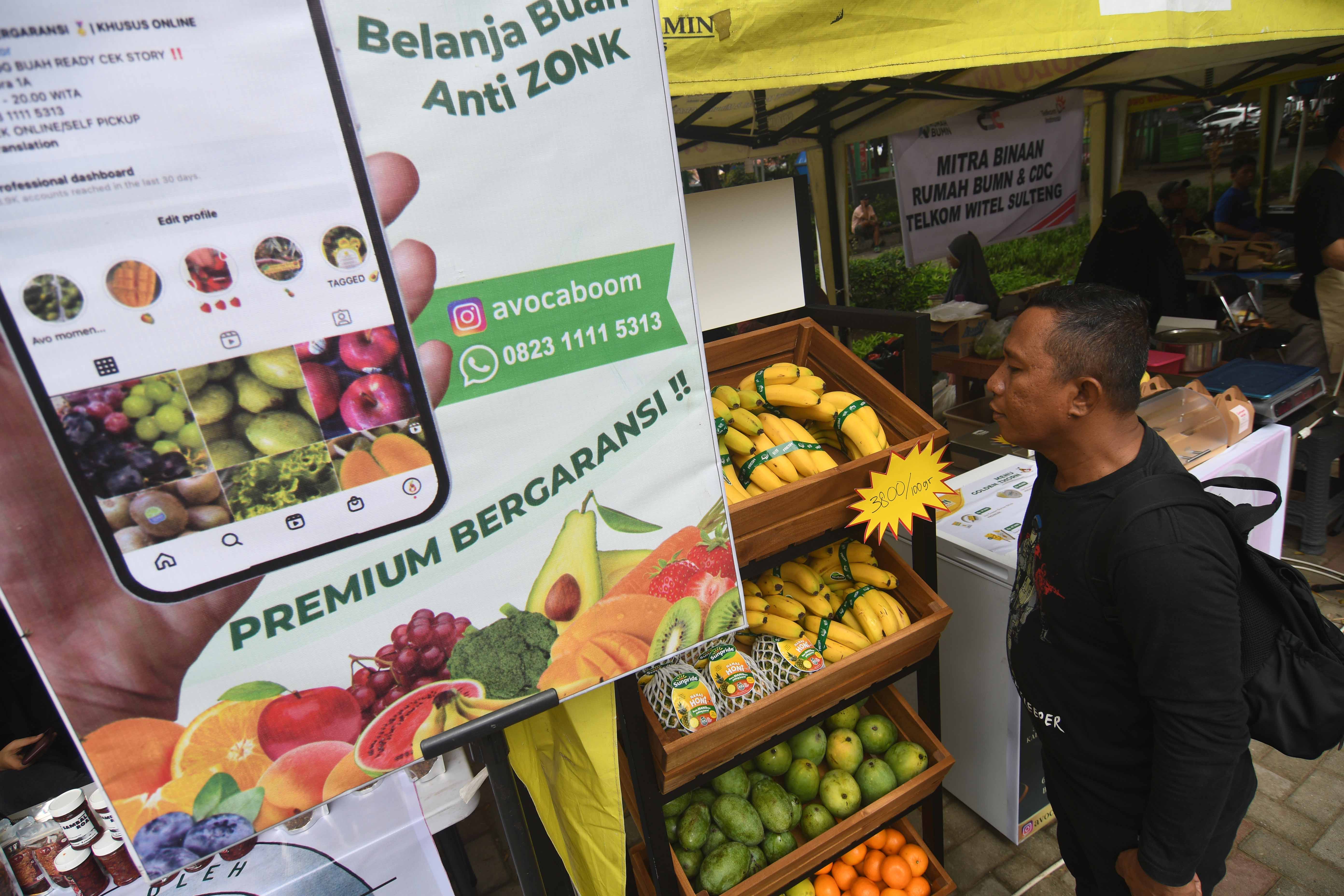 Sebuah spanduk di Palu, Sulawesi Tengah, Minggu (5/3/2023) memperlihatkan produk buah-buahan yang dijual melalui media sosial.