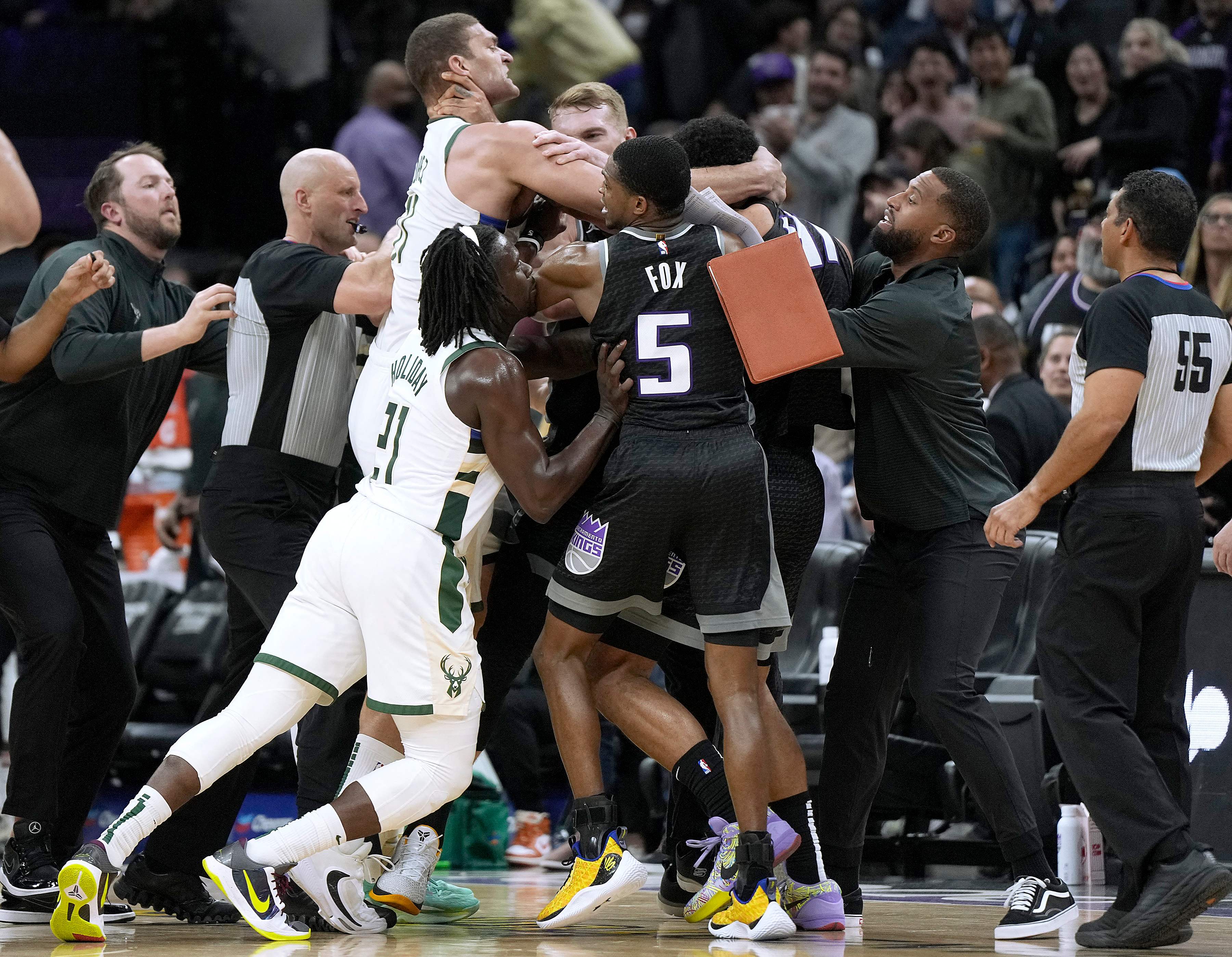 Perkelahian antara Trey Lyles dan Brook Lopez di laga NBA antara Sacramento Kings dan Milwaukee Bucks.