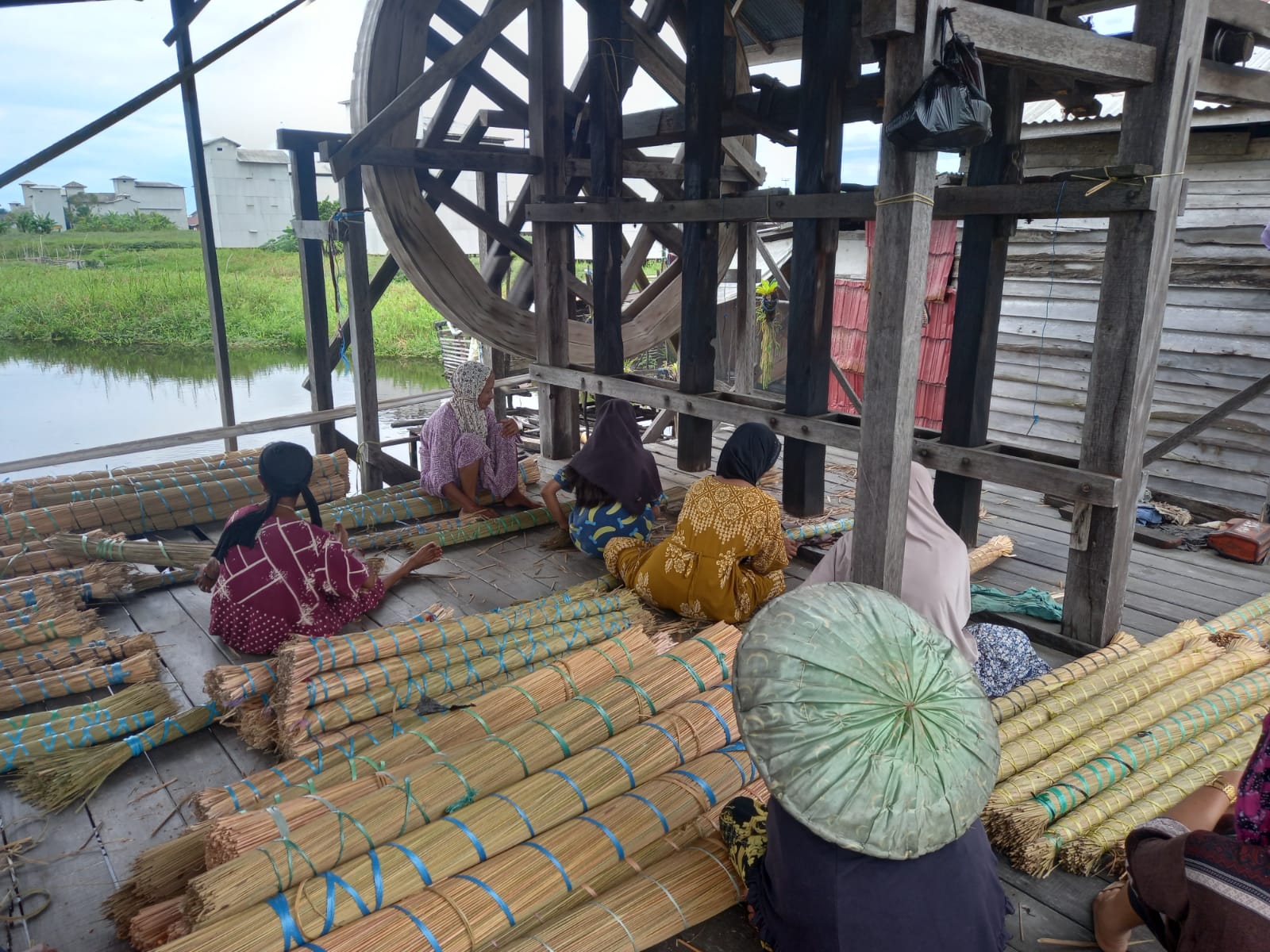 Sejumlah perempuan beraktivitas membuat tikar berbahan purun