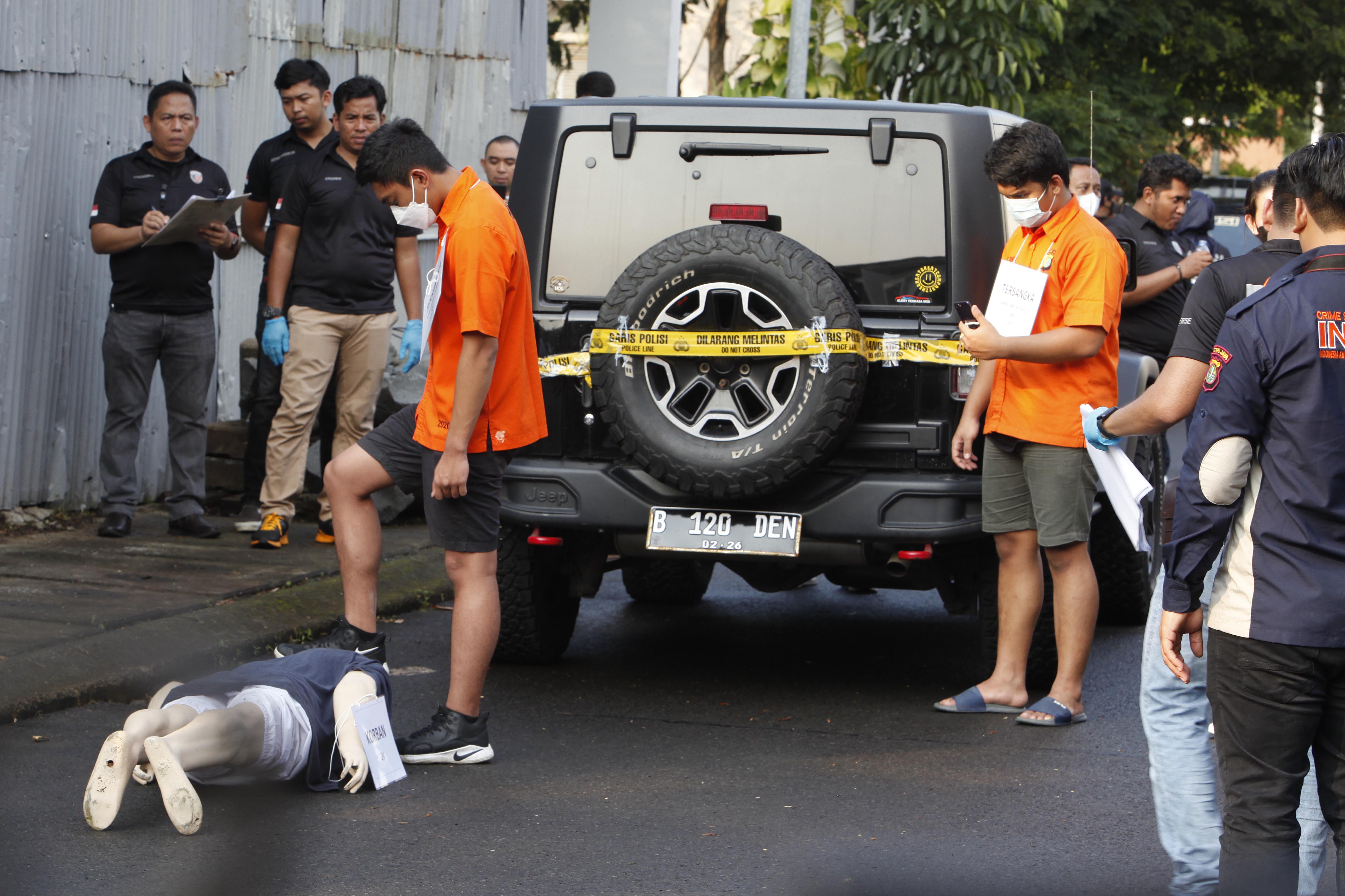 Tersangka Mario Dandy (kiri) dan Shane Lukas Rotua (kanan) melakukan penganiayaan terhadap korban Cristalino David Ozora